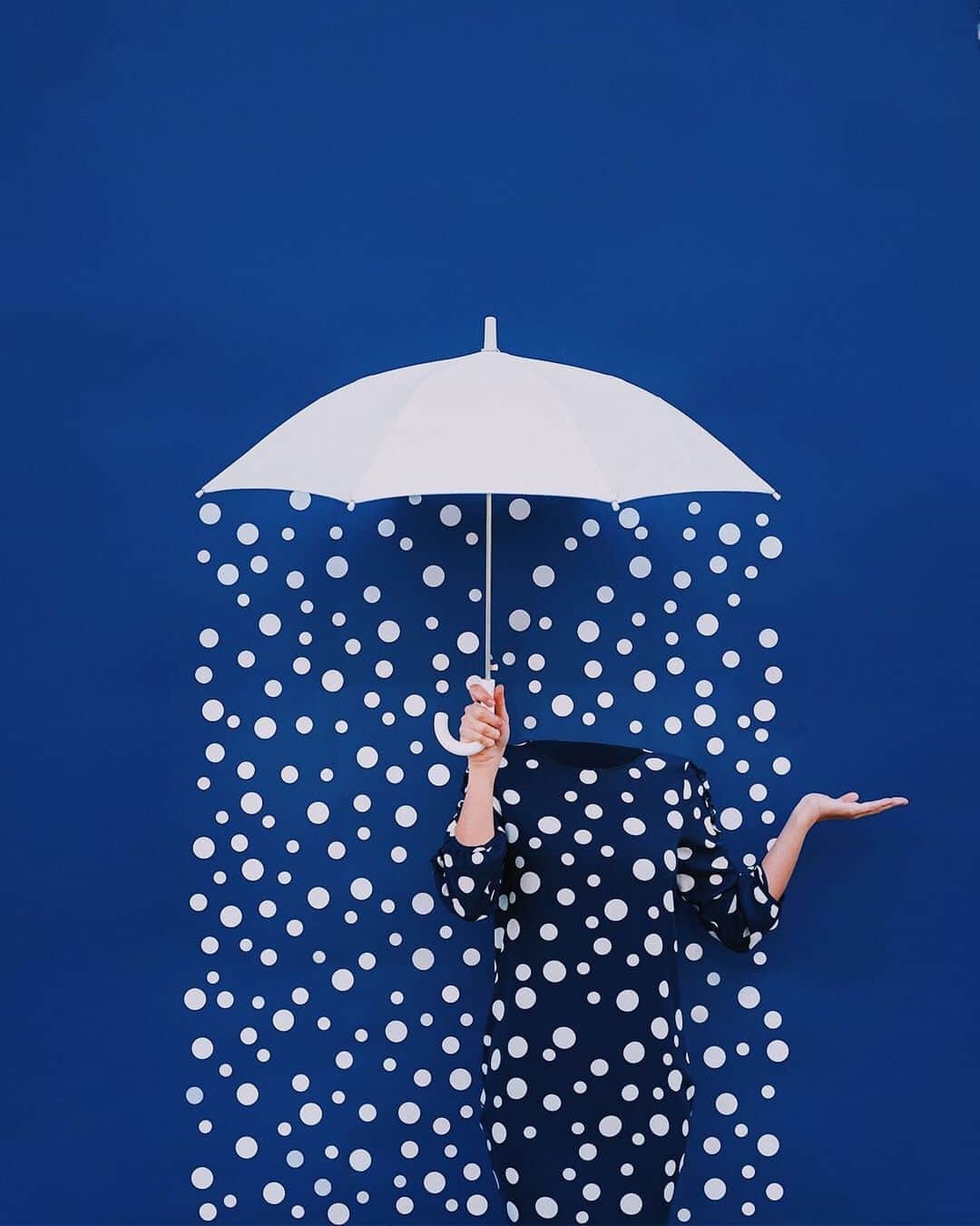 Giuseppe Pepeのインスタグラム：「#LoosingMyMind . ~ OUI C’EST POIS 2/3 🔵⚪️🔵⚪️🔵 . How would you look without your head? . This is my visual experiment born a few time ago with the global community of creatives user of @instagram, today I’m still here with the same passion and creative energy for continue to inspire me with all of these headless shots that comes from all of the world and for continue (or at least I try) to amaze you. . Why all these headless shot? We all often loose our head for something or someone, it may happen every day or at least once in a life time. This happens to all of us and that's what I want to suggest, How would we look without our heads, without our body engine? could we frame this pic? this image may look funny, scary, unique… I thought why not to "remove completely" our heads off to see what it looks like. The result came, and sometimes it's amazing. . Gracias @drcuerda and his girlfriend for inspiring me and for be part (finally) of this headless project. . #pepedsgn . #headless #decapitated #beheaded #edit_mania_ #creativeshots #creativeoptic #createcommune #fatalframes #killaframez #igtones #fatalframes10k #all2epic5k #gramslayer #shotsdelight #creativecommune #photoshopediting #editingphotos #photoeditingskills #picsartstudio #photoshopartwork #photoshop_cc #lightroomediting #photoshopping #retouchingservices #adobephotoshopcc #picsart_editing_backgrounds_hd #picsarttutorial #kingofediting」