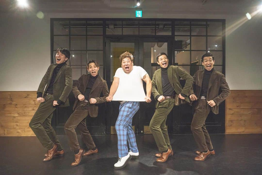 s**t kingzさんのインスタグラム写真 - (s**t kingzInstagram)「Finally collaborated with FAMOUS JAPANESE COMEDIAN calls "IWAHASHI" from Plus minus!﻿ ﻿ "His joke materiel🤣" × "s**t kingz choreo🕺"﻿ ﻿ Now you can check our performance on our Youtube Channel✨ ﻿ ﻿ ﻿ ======================= ﻿ 夢のコラボレーション😂🔥﻿ 遂に！？プラス・マイナス岩橋さんとの﻿ スペシャルコラボが実現🕺🕺🕺🕺🕺✨﻿ ﻿ 日本テレビ系列「行列のできる法律相談所」﻿ にて公開された﻿ ﻿ プラス・マイナス岩橋 × s**t kingz﻿ スペシャルコラボ【クセ芸 × ダンス】が﻿ さらにパワーアップ！！﻿ ﻿ 一度見たら病みつきになること間違いなし！﻿ ﻿ ぜひ、皆さんも真似して踊ってみてください！﻿ ﻿ ﻿ 岩橋さんオフィシャルYoutubeチャンネルでも﻿ コラボしました！！！﻿ ﻿ @maeeeeen1084 ﻿ 【プラス・マイナス岩橋の全室オーシャンビュー】﻿ https://www.youtube.com/channel/UCl6jZihn5mPNFiL3b65upcA﻿ ﻿ ﻿ MUSIC By @masaki_tomiyama_tokyo ﻿ VIDEO By @konboya ﻿ ﻿ ﻿ #stkgz #シッキン #シットキングス #プラスマイナス #岩橋 #行列のできる法律相談所 #クセ芸 #dance #ギューン #ヘミングウェイ #オーシャンビュー ジャスティンビーバーパーティー﻿ ﻿ ＜s**t kingz 新作舞台「HELLO ROOMIES!!」 （ハロー・ルーミーズ)＞ 新国立劇場を皮切りに過去最大規模となる4万人を動員する全国 7 都市開催が決定！ ４人がルームメイトとして住んでいる「部屋」を舞台に、ダンスをベースに笑いあり、涙ありのストーリー！  ダンスが好きな人も。お芝居が好きな人も、お笑いが好きな人もみんなが楽しめてハッピーになれるダンス公演！  s**t kingz初の試みにもご期待！  @shoji_stkgz ﻿ @kazukistkgz ﻿ @noppo_stkgz ﻿ @oguristkgz」3月19日 20時00分 - stkgz_official