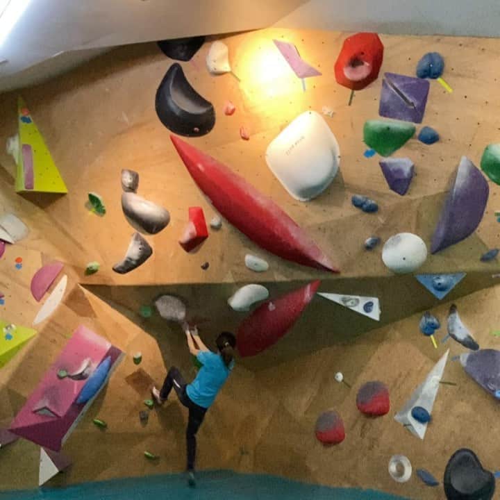 ホン・イン・リーのインスタグラム：「考驗手腕穩定度✅ #抱石 #taiwanbouldering」
