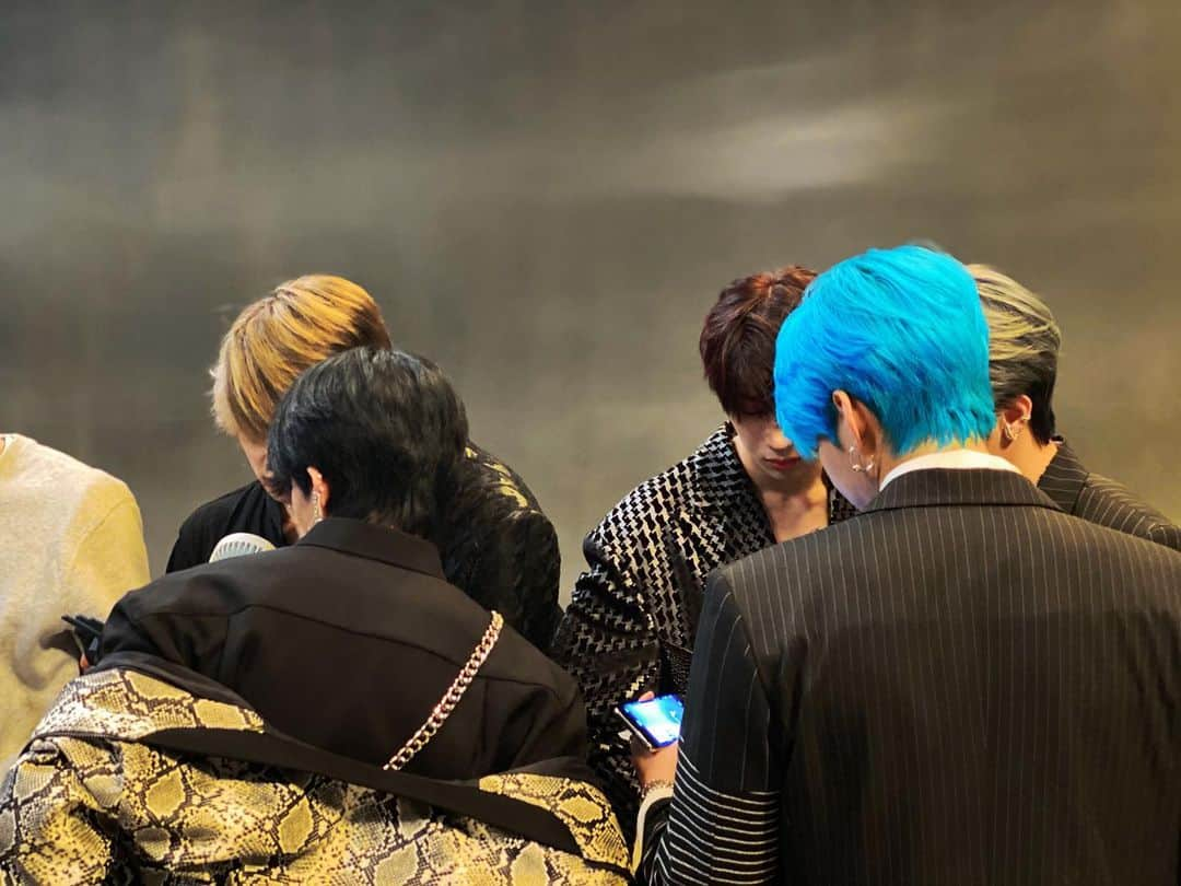 Victonさんのインスタグラム写真 - (VictonInstagram)「[V_V] #VICTON_Staff_VIEW @ Howling M/V Behind📸 - [열일하는 모니터링 요정 빅토니💙🧚 💛] - #VICTON #승우 #승식 #찬 #세준 #한세 #병찬 #수빈」3月19日 20時19分 - victon1109