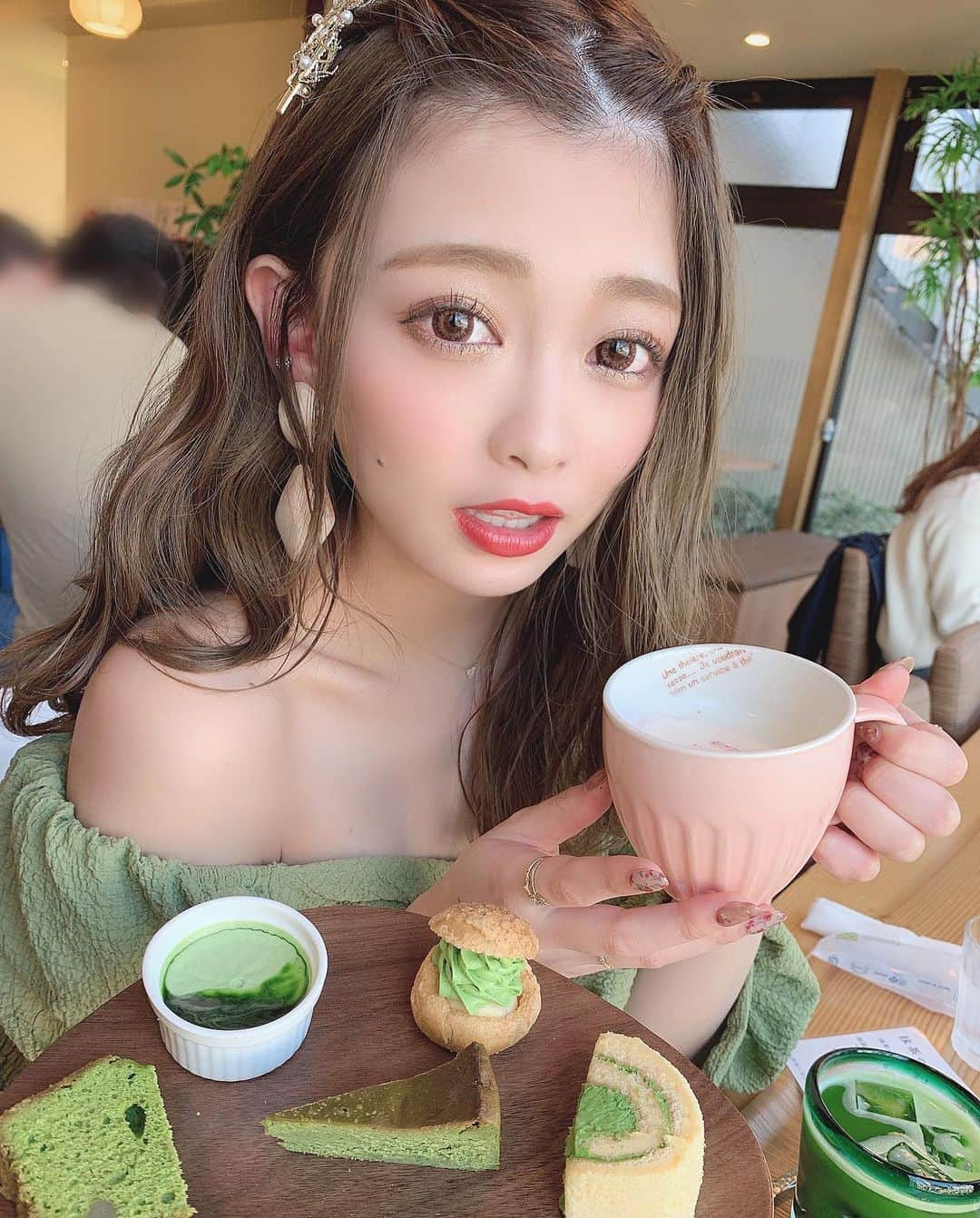 りなてぃさんのインスタグラム写真 - (りなてぃInstagram)「﻿ ﻿ ﻿ ﻿ ﻿ #りなてぃーぐるめ　🍳﻿ ﻿ 愛知県名古屋市 🚩 茶縁 ﻿ ﻿ ﻿ 「抹茶の七福神」﻿ ﻿ ☑︎抹茶と小豆のクッキーシュー﻿ ☑︎抹茶のパウンドケーキ﻿ ☑︎抹茶の生チョコレート﻿ ☑︎抹茶の葵大福﻿ ☑︎車道ロール﻿ ☑︎抹茶のベイクドチーズケーキ﻿ ☑︎抹茶のとろ〜りプリン﻿ ﻿ ...と抹茶三昧🥺💓﻿ ﻿ どれも一口サイズで﻿ 苦くもなく甘すぎることもなく﻿ 食べやすかったしおいしかった〜🤤😌🥺﻿ ﻿ あとサクララテ？も飲んだよ☕︎🌸﻿ ﻿ ﻿ ﻿ #名古屋カフェ #愛知カフェ #愛知グルメ 抹茶﻿ #抹茶スイーツ #桜 #桜スイーツ #ケーキ﻿ #おしゃカフェ #カラコン #アイメイク﻿ #デカ目メイク﻿ #ネイル #コスメ #コスメ好き ﻿﻿ ﻿ ﻿ 明日コメント返してくね💓🥰﻿ ﻿ ﻿ ﻿」3月19日 20時18分 - rinatea_25