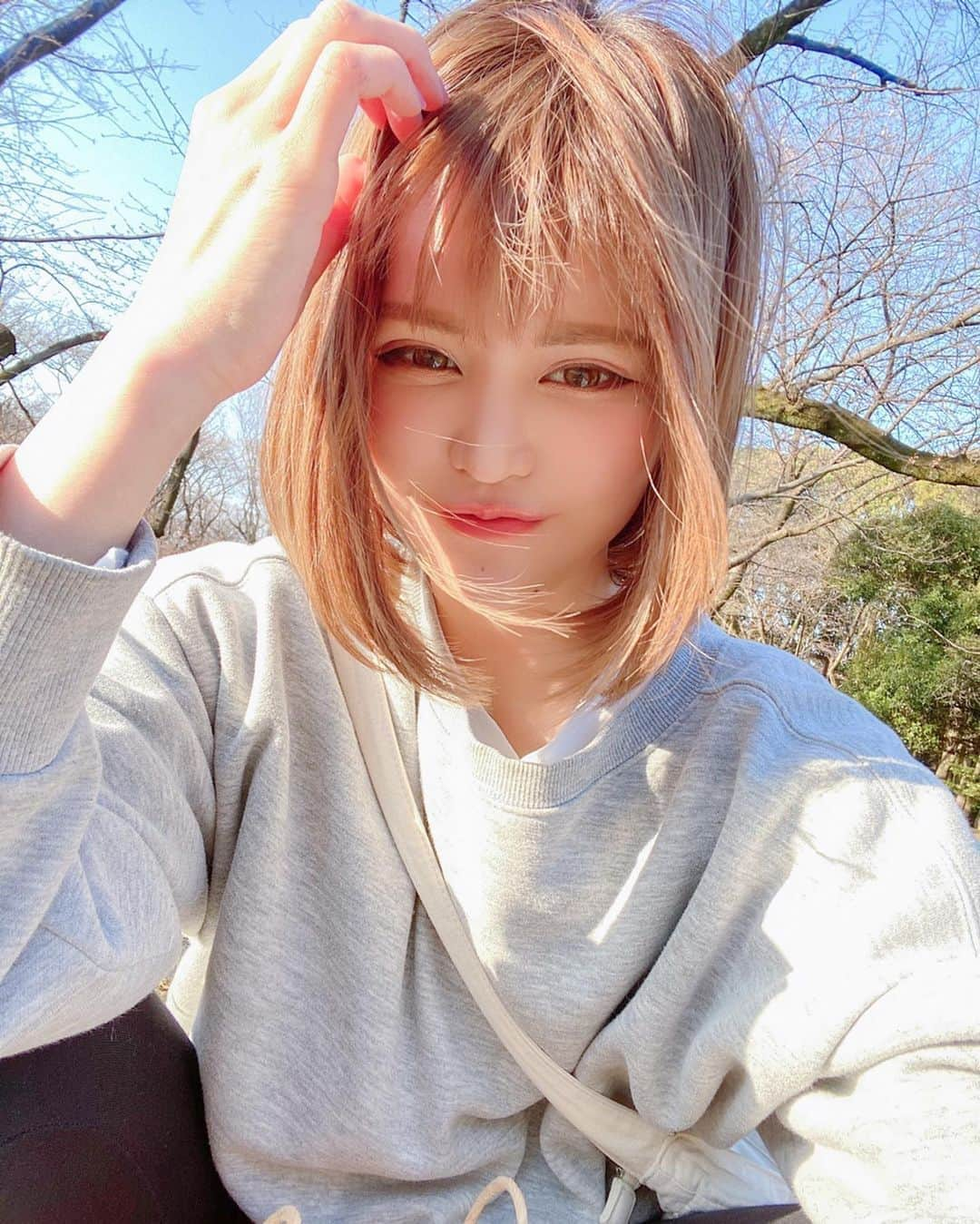 ななぴさんのインスタグラム写真 - (ななぴInstagram)「あったかい🌸春大好き🌸☺️﻿ ﻿ ﻿ 今日は1日オフだったから﻿ お部屋のお掃除してお散歩したよ👟﻿ ﻿ 本読んだりして自分の時間﻿ しあわせだぁ〜👼🏻 ﻿ 楽ちんコーデの時 予定ない時いつも適当…🙂笑  髪の毛明るくしたいなあ😸 ﻿ ﻿ #gu #スウェット　#ボブ　#ショートヘア　#ボブヘア #春　#春服　#シンプルコーデ　#お散歩　#春メイク」3月19日 20時28分 - __nanapgram__