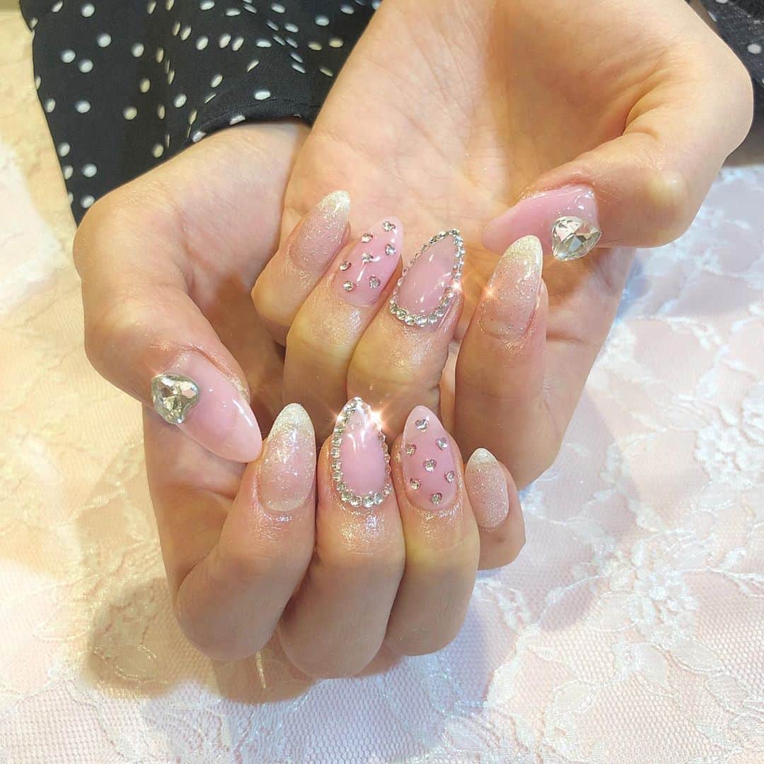 川崎ひかるのインスタグラム：「#newnail 💖 . ちゅるるんキラキラ✨」