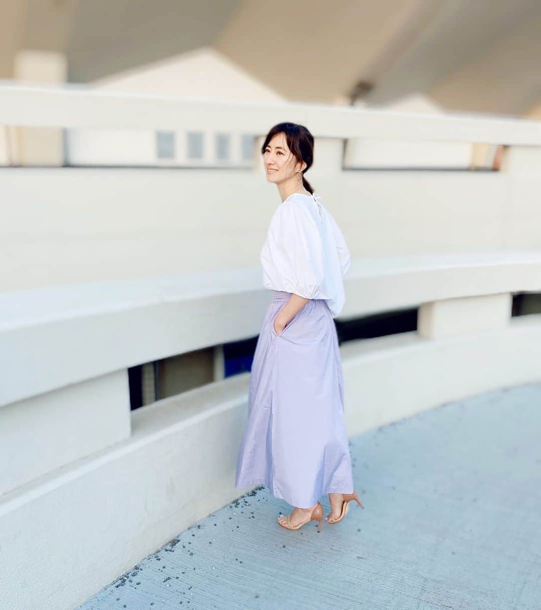 前田ゆかのインスタグラム：「@elura_official  オーダーしていた人気のラベンダー マキシスカートが届きました✨  春カラーの着こなしに気持ちがはずむ✨ #エルーラ #elura #大人カジュアル　 #カジュアルコーデ #きめいろ #アダストリア #ららぽーとtokyobay #前田ゆか」