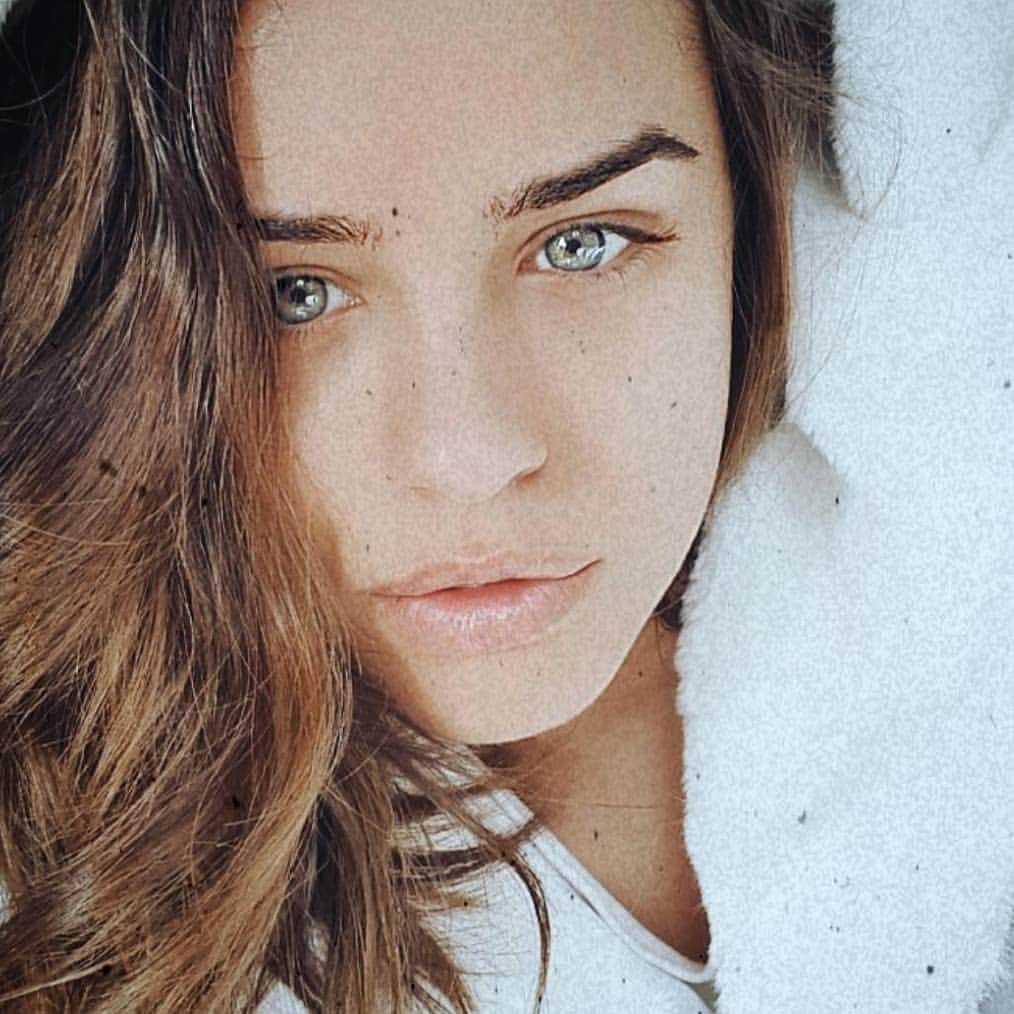 ジョージア・メイ・フットのインスタグラム：「Morning 🙋🏽‍♀️」