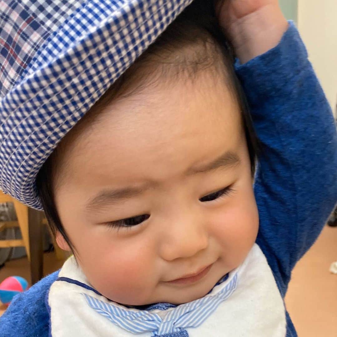 石榑亜紀子さんのインスタグラム写真 - (石榑亜紀子Instagram)「息子に初めて帽子をかぶらせてみたら 似合うよー！と思ったのに（1枚目） だんだん…嫌がりました💨（2.3枚目）  暖かかったきょうは 外でも裸足が気持ち良さげでした☺️ きょうの東京は22度まで上がり、 5月上旬並みに🍀  静岡、山梨県付近の雨雲が 関東地方に接近中です☔️ 今夜〜あす明け方まで 関東南部中心に雷雨にご注意下さい  #赤ちゃん #生後10ヶ月 #男の子ママ #男の子ベビー #赤ちゃんのいる生活 #息子コーデ #帽子コーデ #走る気象予報士 #石榑亜紀子 #アスリートフードマイスター2級 #ランニング女子 #低気圧 きてるせいか #頭痛い #低気圧頭痛」3月19日 20時25分 - guregure_46
