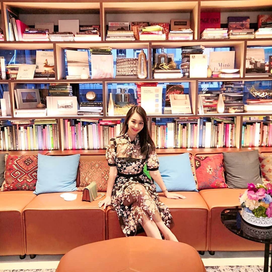 Miyu Toyonagaのインスタグラム：「💉Looks like I am at library?  After work, I am here to get a Beauty drip with VitaminC , the ultimate beauty boost from the inner body.  どこかのホテルのライブラリーのような空間。  人生初の、#白玉点滴 ビタミンCウルトラを体験してきました。  スタッフさんも優しく内側はクリニックとは思えないほど 完全個室やから終始リラックスできました💛  #pr #にしたんクリニック#美容点滴」