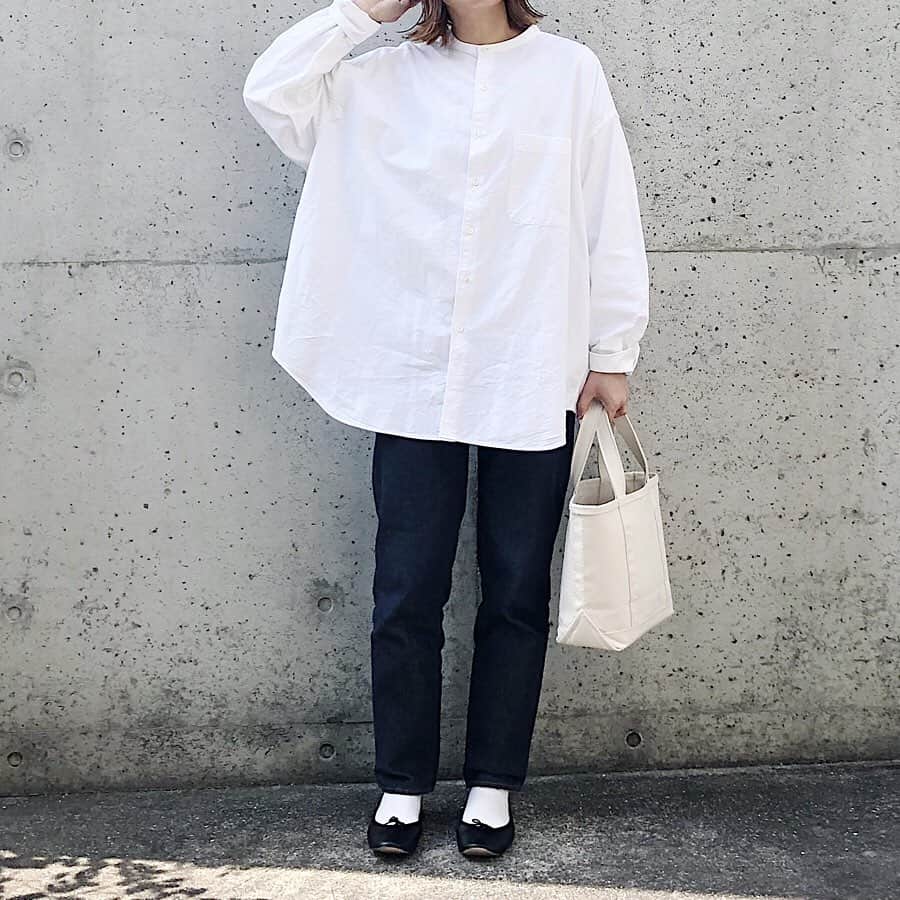 ryokoさんのインスタグラム写真 - (ryokoInstagram)「▪︎ . 白シャツとデニムの どシンプルコーデ . . . shirt #graphpaper  bottoms #harvesty bag #llbean shoes #repetto」3月19日 20時32分 - ryo___ka