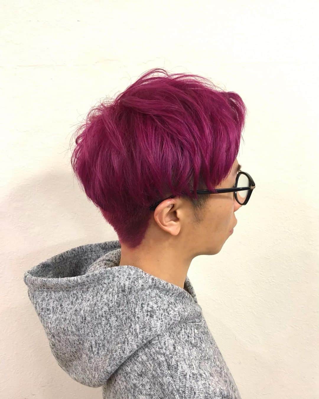 salon PRATiNO(サロンプラチノ)のインスタグラム：「. 🔥💜レッドパープル💜🔥. . カラー剤をオリジナルブランドし、 絶妙な色味のレッドパープルカラーに 仕上がりました‼️. この春原色にしてみたい方、 自分だけの色🎨🖌に 挑戦してみませんか😉😉 . . 【CLAVIS PRATINO】 ◇月曜日～土曜日 11:00～20:00 ◇日曜日 11:00～18:00 ※定休日なし ※時間外はお問い合わせください。 愛知県名古屋市中区錦3-4-19石垣ビル７Ｆ ☎︎052-962-7017 . #hairstyle #hair #cornrow #braids #clavispratino #spiralperm #pratino #hairsalon #nagoya #haircolor #love #派手髪 #外国人風カラー #バレイヤージュ #グラデーション #コーンロウ #ブレイズ #スパイラルパーマ #特殊ヘア #ブラックヘア #美容室 #ヘアサロン #ヘアスタイル #ヘアカラー #クラビスプラチノ #名古屋 #栄 #錦」