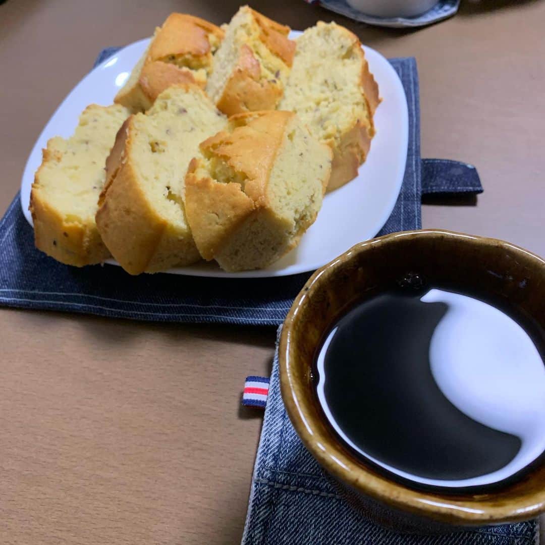 夛田凌輔のインスタグラム：「今日の食後は、サツマイモのパウンドケーキ🍠 ホットケーキミックス使うから美味しいし簡単👍🏻 #chrisカフェ」