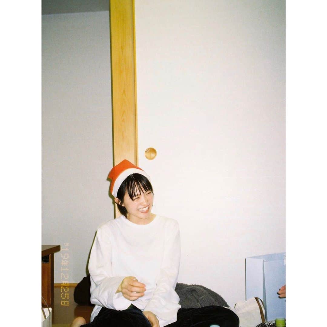 志田彩良のインスタグラム：「・ 今夜は、ゆるキャン△第11話放送です。 残すところあと✌🏻話。 早い、、早すぎる！！ ・ ・ 写真は、クリスマス当日の撮影終わりに 5人で集まってクリスマス会をした時のです🎄 プレゼント交換をしたり女子トークで盛り上がったり お腹が痛くなるくらい笑って笑って笑って😂 最高に楽しいクリスマスでした！！ みんなに会いたいな〜〜 #ゆるキャン」