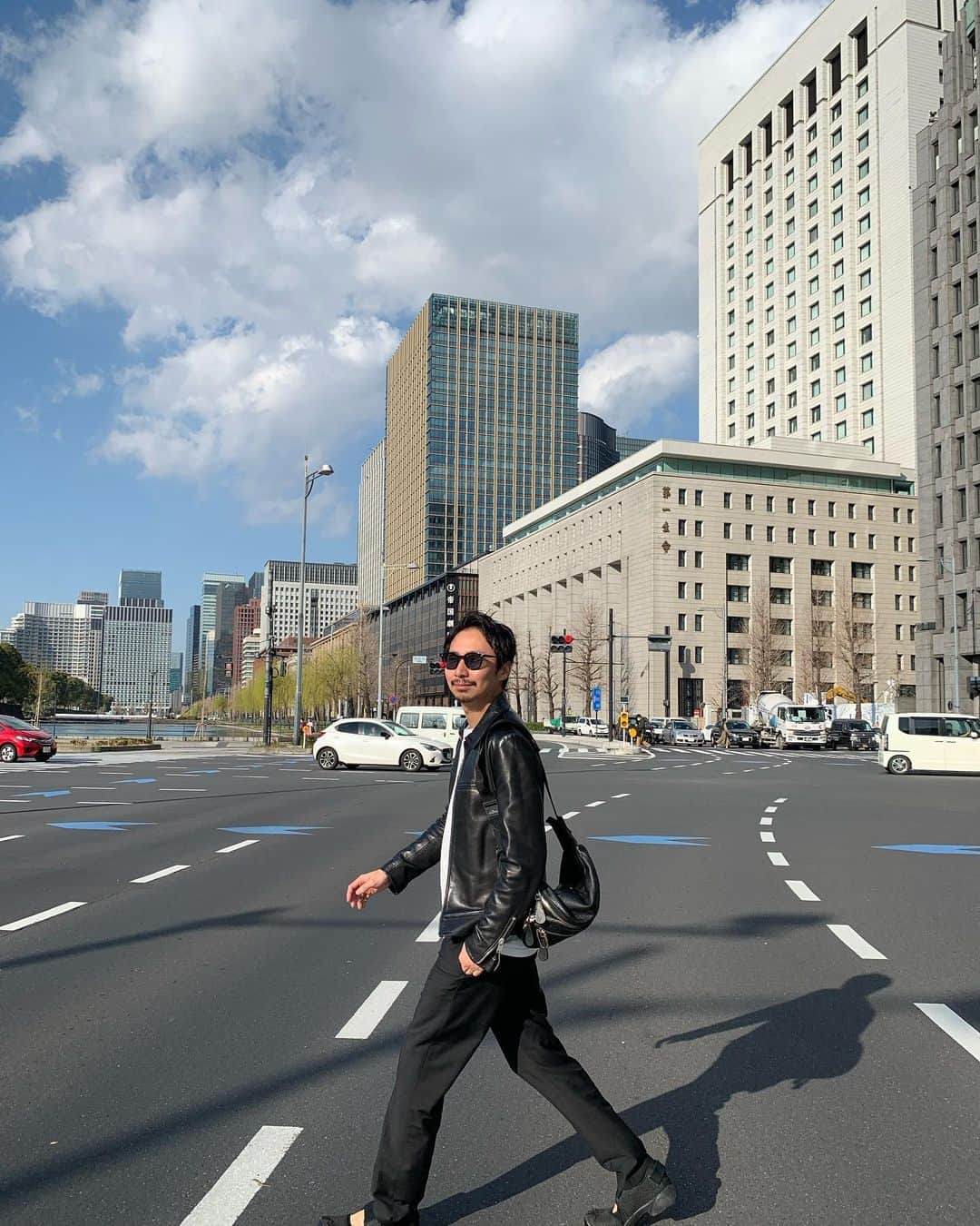 久保雄司のインスタグラム：「お散歩日和🌸 東京で一番好きな交差点🕶」