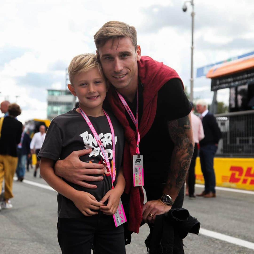 ACミランさんのインスタグラム写真 - (ACミランInstagram)「👨‍👧‍👦 A Rossonero fatherly bond like no other 🔴⚫ Share with us your best father & child memories ❤ #SempreMilan」3月19日 20時43分 - acmilan