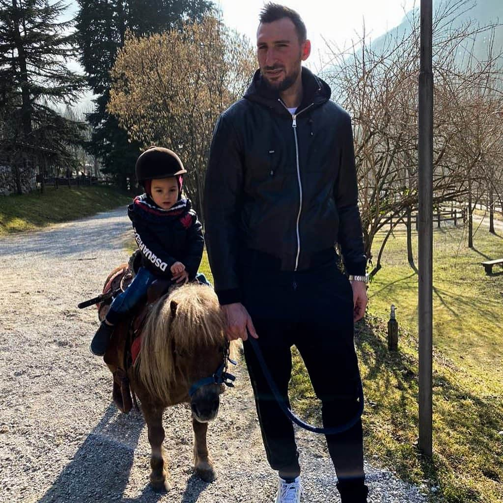 ACミランさんのインスタグラム写真 - (ACミランInstagram)「👨‍👧‍👦 A Rossonero fatherly bond like no other 🔴⚫ Share with us your best father & child memories ❤ #SempreMilan」3月19日 20時43分 - acmilan