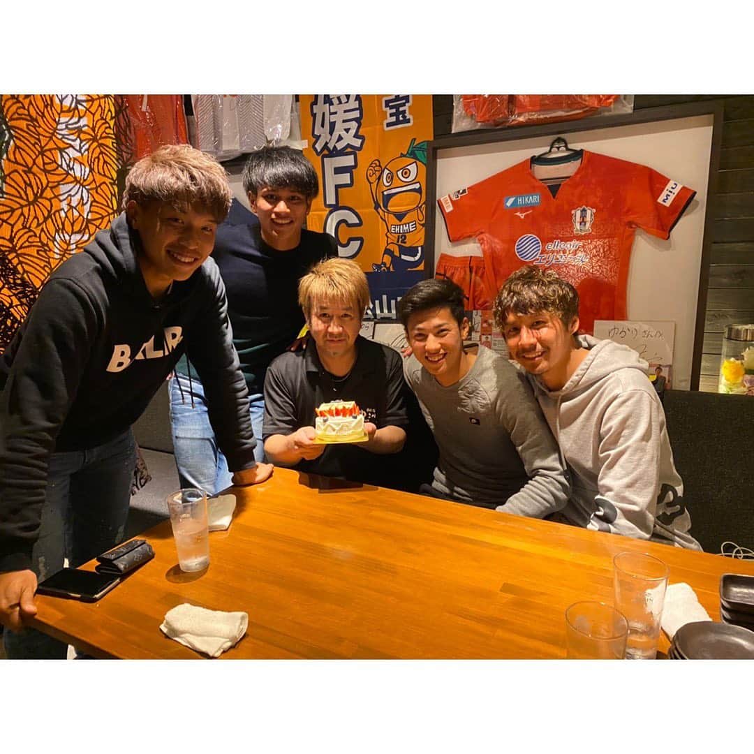 長沼洋一のインスタグラム：「今日はいつもお世話になってるゆらりの大将の誕生日だったのでお祝いしてきました。おめでとうございます🎉 #和菜灯庵ゆらり #夜ご飯は基本ここ #大将誕生日おめでとうございます #有田光希#長沼洋一 #清川流石#横谷繁」