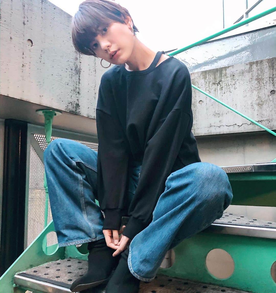 石川瑠利子のインスタグラム：「. . スウェット1枚でも歩ける暖かさになったね🥳💕 花粉は辛いけど暖かい気候が大好きです🙆🏻‍✨ . . #marechalterre #auralee #fashion #code」