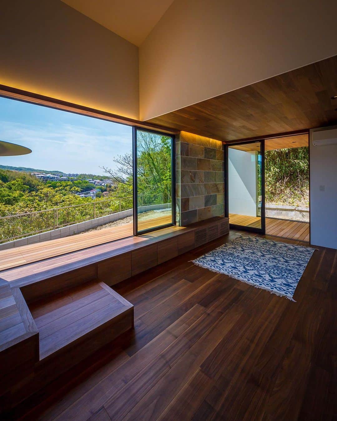 のインスタグラム：「リビングと外観♪ : ■haus-agit■ 兵庫県神戸市垂水区 #hausagit : #建築 #住宅 #一戸建て #新築 #リビング #デザイン #設計 #設計事務所 #家具 #建築家と建てる家 #建築家 #建築デザイン #インテリア #建築家デザイン #外観 #スキップフロア #神戸 #庭のある暮らし #デザイン住宅 #キッチン #ウッドデッキ #ダイニング #architect #architecture #livingroom #interior #instahome #house #一級建築士事務所haus」