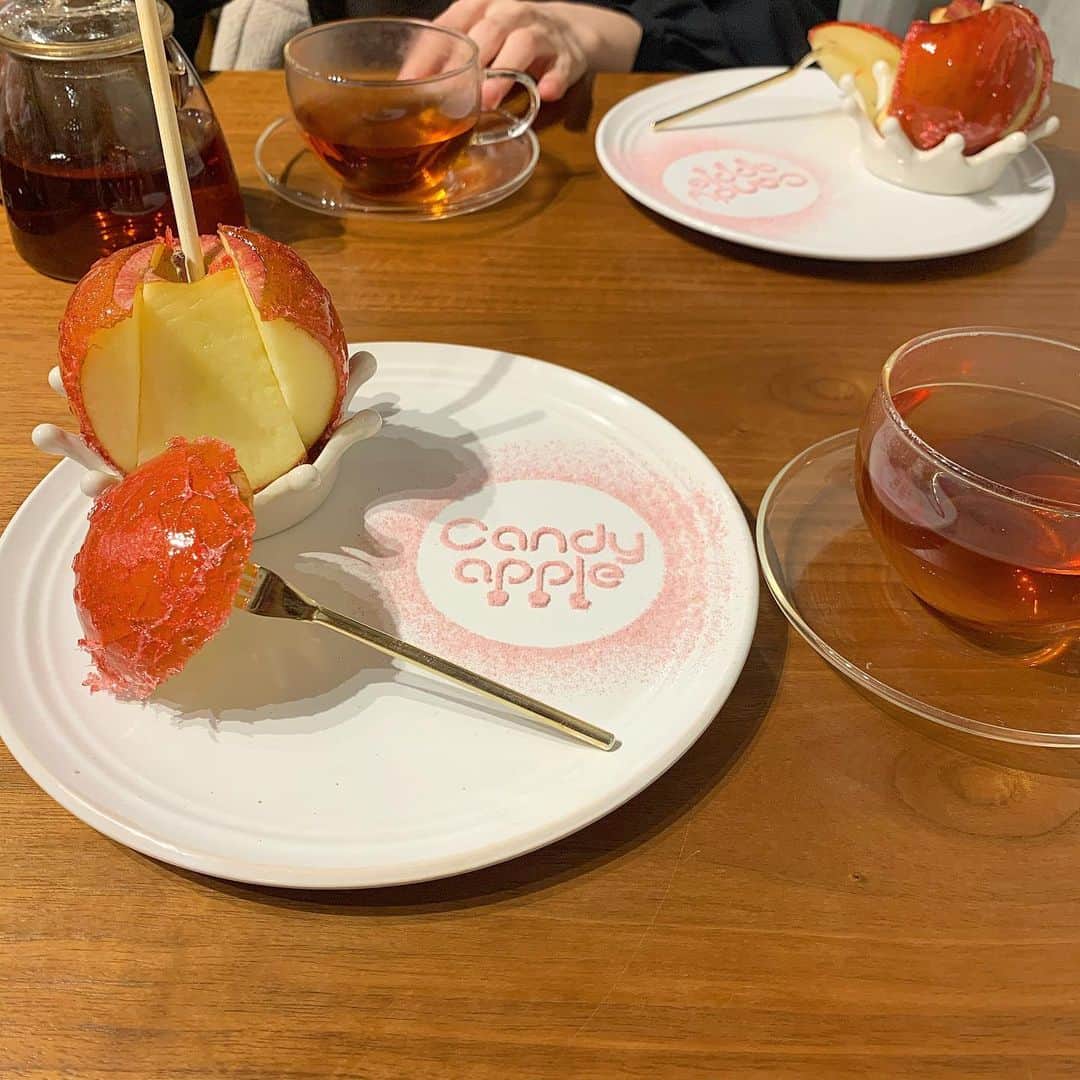 川田明日未さんのインスタグラム写真 - (川田明日未Instagram)「この前食べたリンゴ飴が美味しかった件 匂わせみたいになってるけどあれんちゃんだよ笑笑 #りんご飴 #candyapple」3月19日 20時49分 - asu.min_