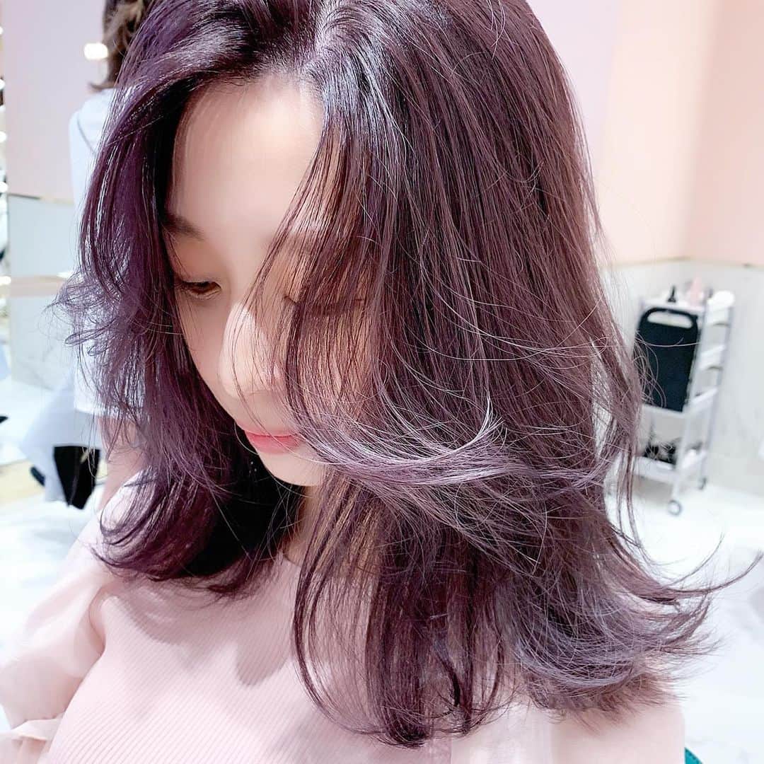 原涼香のインスタグラム：「【 𝗞𝗼𝗿𝗲𝗮𝗻 𝗱𝗲𝗲𝗽 𝗽𝘂𝗿𝗽𝗹𝗲 💜 】 ワンイロンちゃん🇨🇳みたいな暗めパープルは お肌を白く見せてくれて ツヤ髪にもしてくれます❤︎ ㅤㅤㅤㅤㅤㅤㅤㅤㅤㅤㅤㅤㅤ」