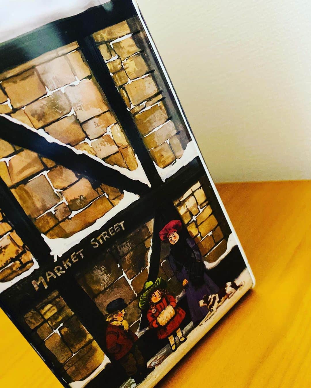 緒月遠麻さんのインスタグラム写真 - (緒月遠麻Instagram)「☺︎ やだぁー😳 缶 かぁわぁいーぃぃー💕  #缶コレクション  何入れよう🤔  悩むぅー。  とりあえず とりあえず、 近くにあった 湿布を入れてみる。」3月19日 20時56分 - toma_ozuki