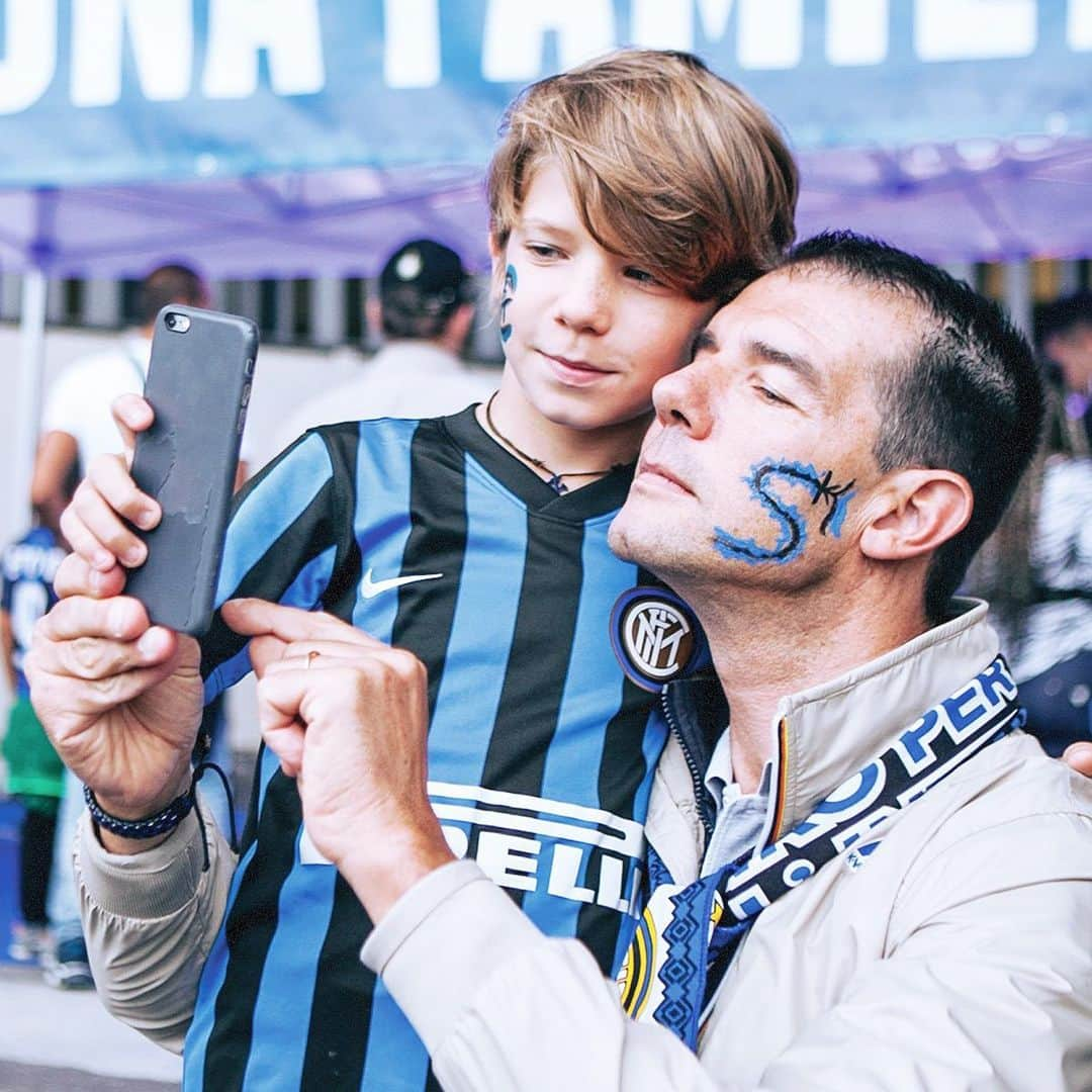 インテルナツィオナーレ・ミラノさんのインスタグラム写真 - (インテルナツィオナーレ・ミラノInstagram)「FESTA DEL PAPÀ 👨‍👦🖤💙 Today is Father's Day! Post your Nerazzurri drawings on your story and mention @inter! #Inter #ForzaInter #FestaDelPapà #InterFans #Father #Son #Love #Passion #Football」3月19日 20時57分 - inter