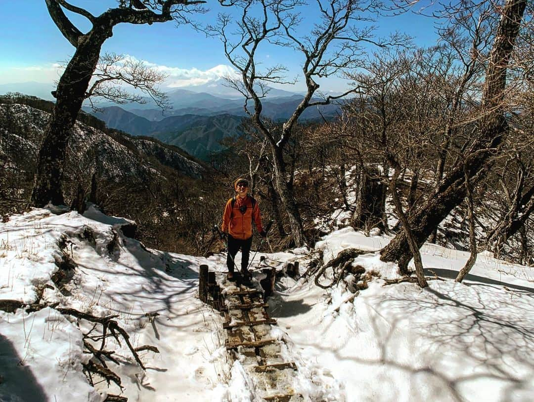 ダイスケさんのインスタグラム写真 - (ダイスケInstagram)「昨日登った神奈川県の檜洞丸🏔 とてもいいお山だったので、 ショートムービー的にみんなにご紹介します！  頑張ったぶんだけ、 定期的に素晴らしいご褒美(絶景)を見せてくれる素敵な山でした。 名前も面白いし。  春に登るのがおすすめらしいぜ！  コース案内⛰  西丹沢自然教室から出発して、 登山口→ゴーラ川出合→展望園地→檜洞丸🏔→ピストン  頂上でゆっくり飯を食べて、 トータルで5時間半から6時間でした🏔  コロナでストレス溜まってるみなさん、ぜひ春トレッキングに檜洞丸へどうぞ！🏔 #登山 #春登山 #雪山 #山log #vlog #japanesemountain  #旅 #goproのある生活  #gopro #檜洞丸 #ダイスケ  #トレッキング」3月19日 20時57分 - daisukekatayama_official