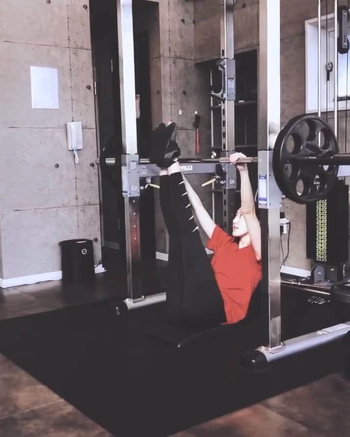 蒼木まやのインスタグラム：「初めてのトレーニング動画！﻿ ﻿ 動画撮るってなってから﻿ 急に頑張りだした姿をどうぞ。笑﻿ ﻿ 重いものを持つよりもこういう﻿ トレーニングの方が好きだな〜！﻿ 地味にきついけど😂﻿ (このあと30回まで続きました)﻿ ﻿ いつもふーかさんといっぱい喋って﻿ 気がついたら終わってる！笑﻿ ﻿ ありがとうございました✨﻿ ﻿ ﻿ ﻿ @ti_habit ﻿ @fuuutube﻿ ﻿ #ジム #パーソナルトレーニング #ワークアウト﻿ #筋トレ女子 #ジムトレ #腹筋 #引き締め﻿ #筋トレ動画 #トレーニング動画 #健康 #運動」