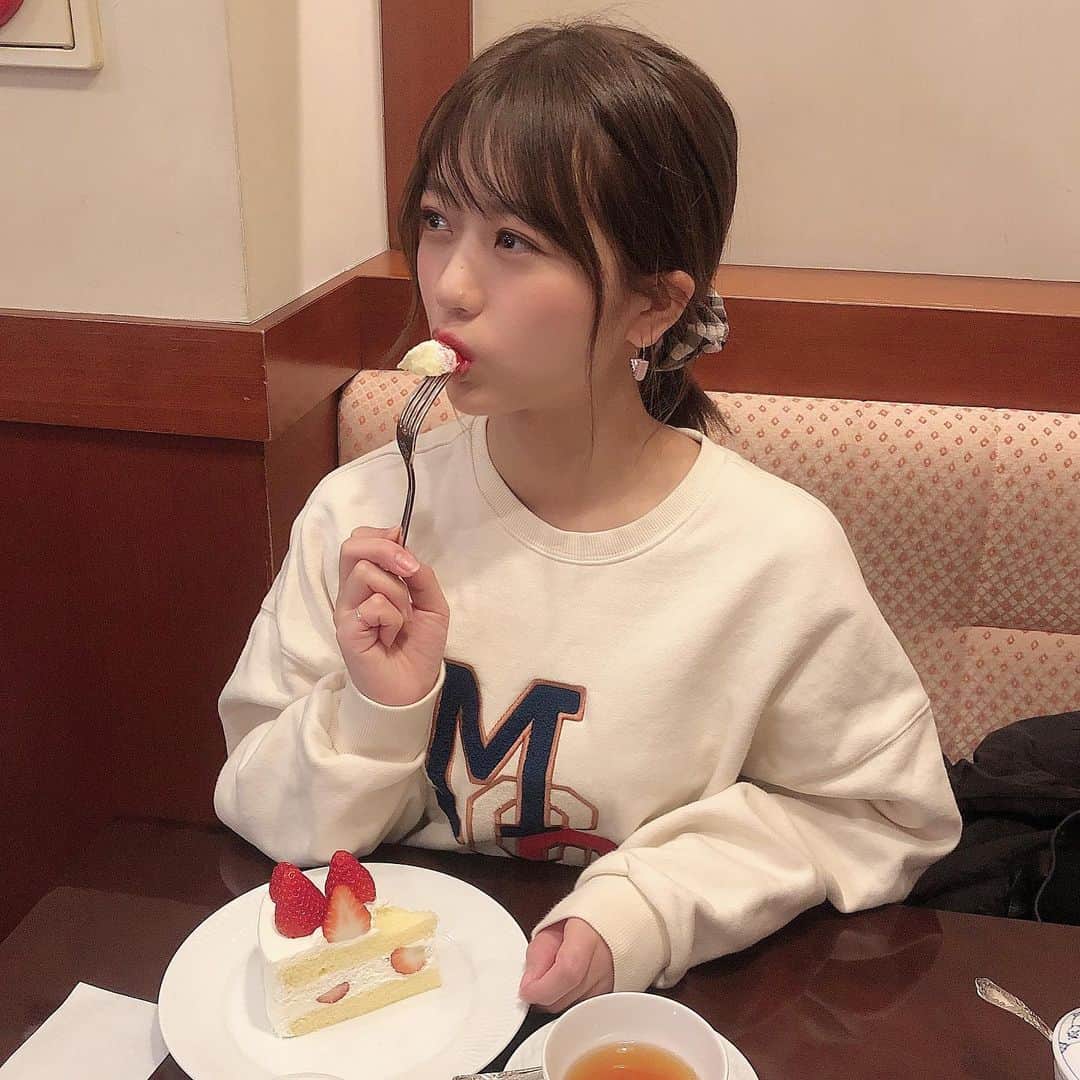 篠崎彩奈さんのインスタグラム写真 - (篠崎彩奈Instagram)「_ 先日 @korochan25 と カフェに行きました🍰 . ここのショートケーキが とってもとっても美味しかったのー🥺💓 つーちゃんが食べてたチーズケーキも美味しかった。 とてもおしゃれなカフェでした☕️ @tsubakiya_coffee  #cafe巡り #新宿カフェ #渋谷カフェ #ショートケーキ #甘いもの」3月19日 20時59分 - ayana.s_official