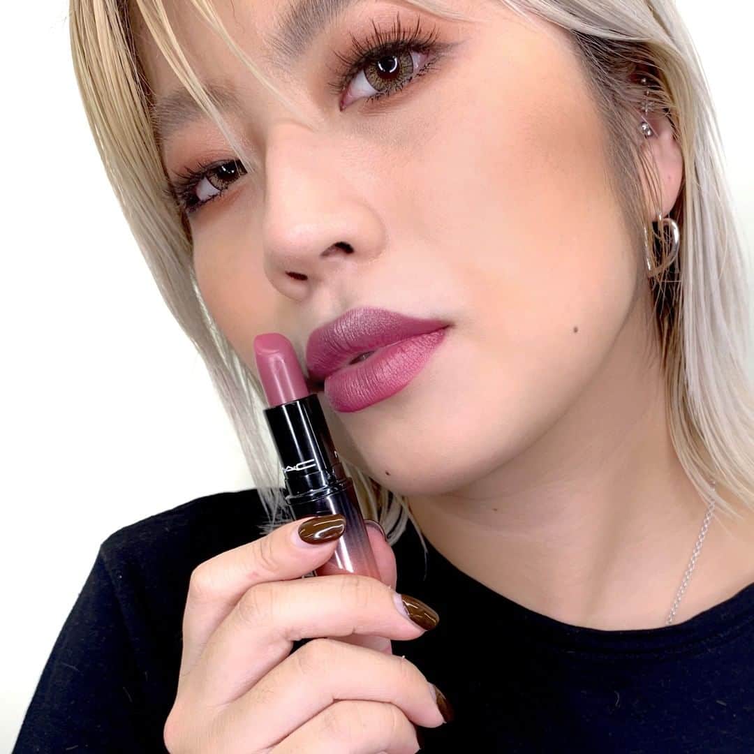 M∙A∙C Cosmetics Japanのインスタグラム：「ㅤ ラブ ミー リップスティックなら、濃密発色もジューシーなツヤも思いのまま✨ モーヴピンクをチョイスして、唇にモードなツヤをひと差し💄 ㅤ ㅤ ↓↓使用製品↓↓ ラブ ミー リップスティック [アズ イフ アイ ケア] ㅤ ㅤ MAKEUP & MODEL: M·A·C ARTIST RIE HIROO @macpro_tokyo ㅤ #MACラブミーリップスティック #MACLoveMe ㅤ #MACCosmeticsJapan #MACコスメ #MACCosmetics #コスメ #メイク #ピンクメイク #ピンクリップ #リップメイク #口紅 #春メイク #春コスメ #お気に入りコスメ #オススメメイク #コスメ購入品 #持ち歩きコスメ #トレンドメイク #トレンド #コスメ紹介 #lip #lipcolor #lipmakeup #makeup #cosmetics」