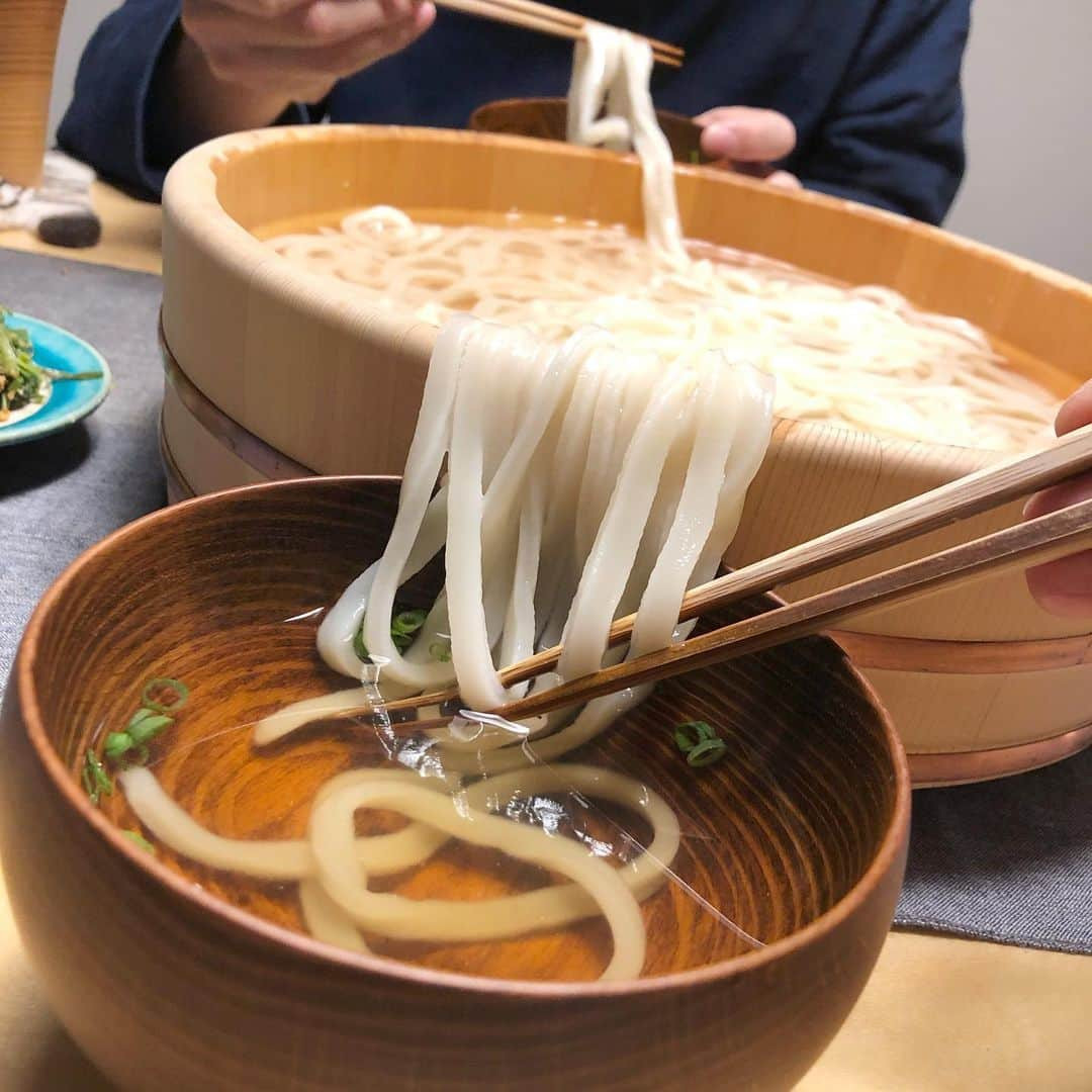 みわこさんのインスタグラム写真 - (みわこInstagram)「＊ きょうも1日おつかれさま☻ . ・たらいうどん ・芹とほうれん草の胡麻和え ・小松菜と厚揚げの卵とじ . きょうもお客さまたくさんありがとうございました☺️☕️♡ あすからの3日間に備えて、閉店後モリッと仕込みをして、 さすがにちょっと疲れたので、いただきものの生うどんで 今夜は楽チンなたらいうどんに〜🍜☺️🤓♡ . ［たらいうどん］は、徳島県西部の郷土料理。 茹でたうどんを、茹で汁ごとたらいに入れて、 テーブルの真ん中にドカンと置いてみんなで囲んで ワイワイわけわけして食べる楽しいおうどんです。 たらいに添わせて湯切りしながらよそったら、 擦った生姜とおねぎと七味をたっぷりとのせて。 たらいなだけで、パーティ感が出て手抜きがバレない😜 食べたらあったかいお風呂に入ってダラダラしよっと〜笑 . 【パンセットのご注文ありがとうございました】 昨晩22:30からいきなり開催した［ネットでパンまつり] 予定していた3日間の会期を待たずして おかげさまで60セット全てが完売となりました。 火曜日以降で順次、お送りをしていきますね。 ありがとうございました〜♡☺️🤓」3月19日 21時00分 - meganeandmiwa