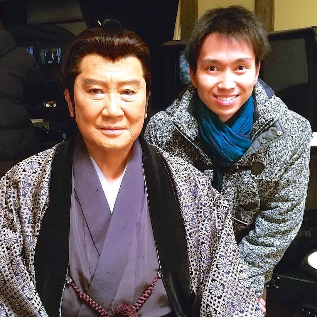 古村勇人さんのインスタグラム写真 - (古村勇人Instagram)「令和元年度「文化庁芸術祭 テレビ・ドラマ部門 優秀賞」を受賞した『スローな武士にしてくれ』が、いよいよ明日、地上波初放送となります！ ﻿ ﻿ 斬られ役一筋の大部屋俳優が主役に抜擢され、超アナログな男たちが超ハイテクな時代劇を撮る痛快娯楽ドラマです。我が師匠である里見浩太朗さんが本人役で出演するのも見どころの一つ。90分の縮小版になりますが、今回は制作進行のスタッフ役でちょこっと登場しますので、こちらの衣裳を手掛かりに探してみて下さい！  NHK 総合 2020年3月20日（金）22:00〜23:30 【痛快娯楽！新感覚時代劇】 『スローな武士にしてくれ』 ～京都 撮影所ラプソディー～  出演／内野聖陽　柄本佑　中村獅童　水野美紀　藤本隆宏　佐川満男　本田博太郎　伊武雅刀　石橋蓮司　里見浩太朗  #古村勇人 #令和 #文化庁 #芸術祭 #テレビ #ドラマ #スローな武士にしてくれ #斬られ役 #俳優 #アナログ #ハイテク #時代劇 #痛快娯楽 #里見浩太朗 #内野聖陽 #柄本佑 #中村獅童 #水野美紀 #ヒット曲 #スローなブギにしてくれ #映画 #蒲田行進曲 #新選組 #新撰組 #ドローン #チャンバラ #殺陣 #東映京都撮影所 #太秦 #京都」3月19日 21時00分 - hayato.furumura