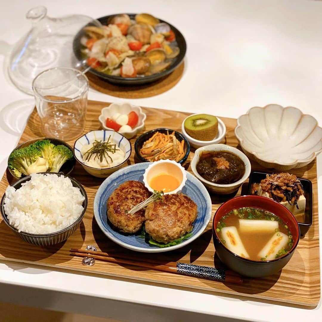 姫野れみのインスタグラム：「今日の #石毛家の食卓 👨🏿‍🍳♡ 魚料理は優秀なタジン鍋でアクアパッツァ♩♩ 食材から出る水分だけで素早く熱が通るので無水で！ 蒸気が逃げず水分が循環するので油なしでも🙆🏼‍♀️ その分栄養も旨味も凝縮されるので いつもより美味しくできました✨ 良いことづくしなのでもっと活用していきたい🥰  🍳#月見豚つくねバーグ 🐟#アクアパッツァ 🥕#ごぼうと人参のサラダ 🧅#納豆のピリ辛冷奴 🥦#ブロッコリー(あまに油マヨ) 🥚#とろろ 🌊#特製タレの梅もずく酢 🍚#白米 🍲#ネギとごぼうの味噌汁 🍅#カプレーゼ 🥝#キウイ  #アスリートフードマイスター #料理 #和食 #夕食 #アスリート飯 #夕飯 #夜ご飯 #晩ごはん #夜ご飯 #夕ごはん #夜ごはん #和食ごはん #手作り料理 #手作りごはん #おうちごはん #レシピ #dinner #food #cooking」