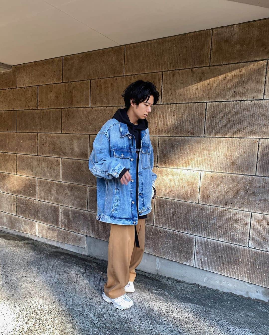 片山良平のインスタグラム：「休日はゆるめのオーバーサイズ💙 ・ いつもか🙈 ・ #髪伸びすぎて #前髪あげてみた #ootd  #これに抱っこ紐 #パパスタイル」
