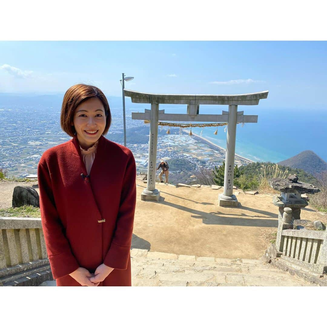 西﨑梨乃さんのインスタグラム写真 - (西﨑梨乃Instagram)「. 天空の鳥居⛩✨ . 香川県観音寺市の高屋神社は 旅行情報誌「じゃらん」が発表した開運×絶景スポットランキングで２位に選ばれました☺️✨ . １位は京都の伏見稲荷大社で 伏見稲荷大社に次ぐ２位、、、！！ . きょうのRNC news every.ではどういうご利益があるのかお伝えしました😳✨ . 高屋神社は西暦900年ごろに 讃岐国二十四社のひとつとして建てられたとされていて、3つの神様が祀られています。 . 五穀豊穣、商売繁盛、家内安全といった神様が祀られていて、さらに稲積山の山頂に建てられていることから稲の神様としても親しまれています！！ . 地元の人にお話を聞いても この神社のおかげか 農家が多い高屋地区ですが これまで凶作や台風の被害もあうことなく農業を続けてくることができていると☺️ . この絶景も素敵ですが 本宮で手を合わせて心を清らかにお参りすることでいいご利益があるかもしれないですね☺️ . #西日本放送 #RNC  #岡山 #香川 #newsevery. #RNCnewsevery. #観音寺 #高屋神社 #天空の鳥居 #本宮 #お参りしてきました #早くみなさんが安心して過ごせますように #そして #次は #下から歩いて登ります」3月19日 21時21分 - rino_nishizaki