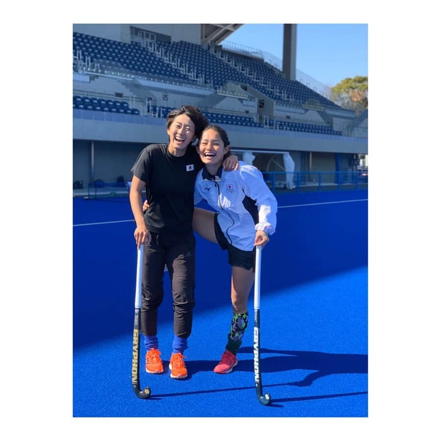 野村香奈のインスタグラム：「My new stick has arraived!!🙌﻿ ﻿ black×gold🖤💛﻿ ﻿ ﻿ @gryphonhockey_japan ﻿ @fhe_shibuya ﻿ ﻿ #gryphon #gryphonhockey ﻿ #MakeAnImpact #gryphonlife﻿ #thanks #ありがとうございます🙇‍♂️ #笑いすぎ #👀 #足の癖がすごい」