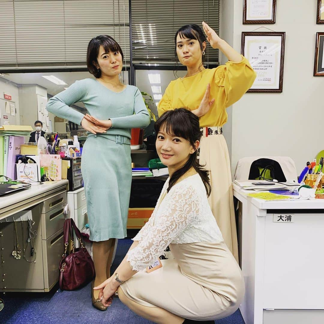 佐藤綾子さんのインスタグラム写真 - (佐藤綾子Instagram)「🦸‍♀️み〜つめる💃 「川越さんキャッツアイみたい」 「じゃあ各々のキャッツアイをやろう」  これです  #ncc #長崎文化放送 #アナウンサー #春服 #藤坂奈央 #川越智子 #佐藤綾子 #報道フロアのひとコマ」3月19日 21時25分 - satoaya_ncc