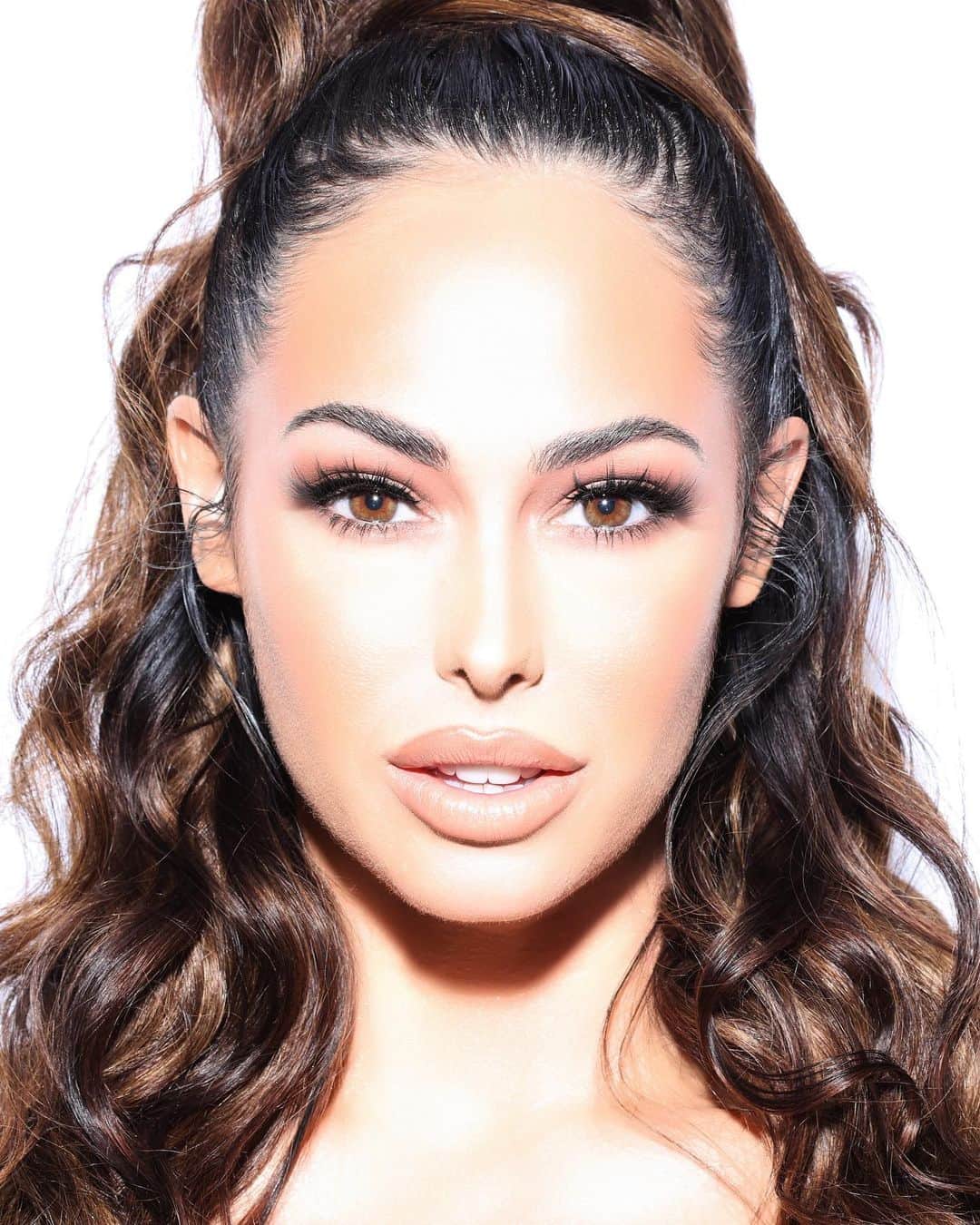 ホープ・ビールのインスタグラム：「Glamour shots 💁🏽‍♀️ . @alayzacaseymakeup  @manya.hairstylist @deoncaseyphotography」