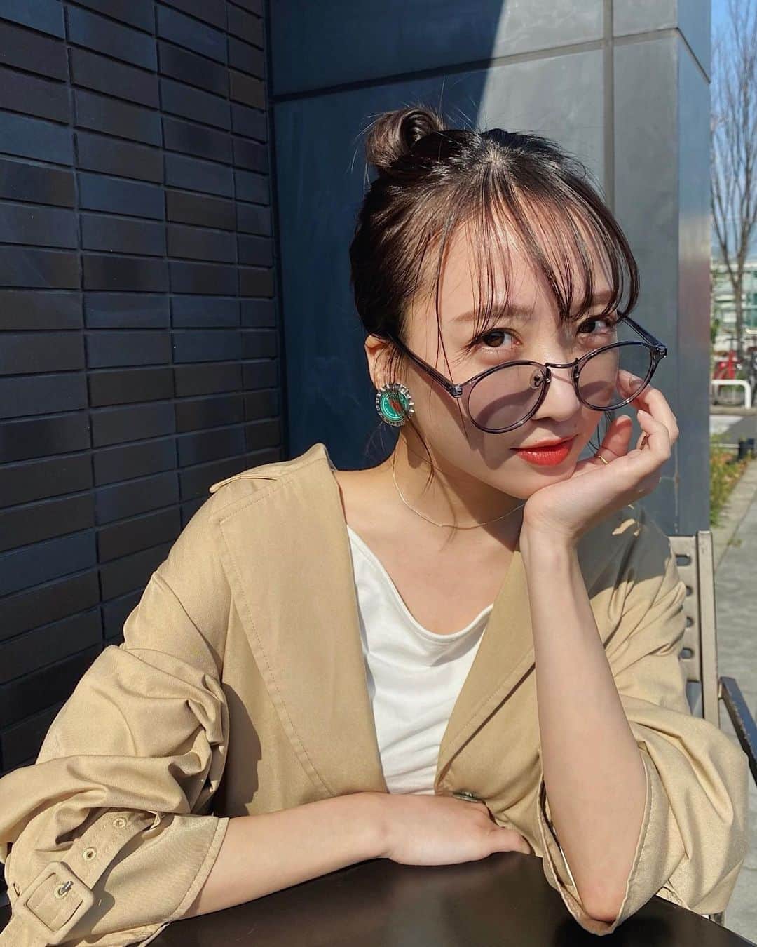 大野真昂のインスタグラム：「☺︎ ・ @tres.jewelry さんのサングラス🕶 透け感あるグレーが可愛い~🥱 ・ 誕生日プレゼントにもらった @burberry のマグネットピアスと .♡ ・ #tresjewely #sunglasses #サングラス #メガネ #ブラック #グレー」