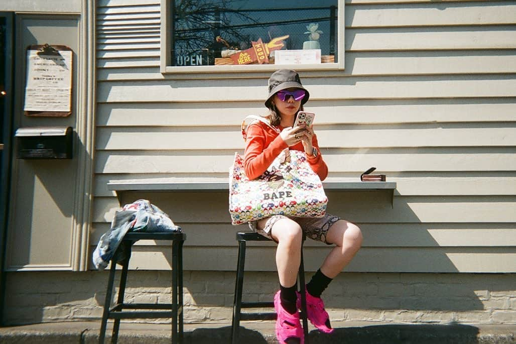 仲里依紗さんのインスタグラム写真 - (仲里依紗Instagram)「おにゅうbag ❤️🧡💛💚💙💜 @coach × @bape_us . . #写ルンですハマってる」3月19日 21時36分 - riisa1018naka