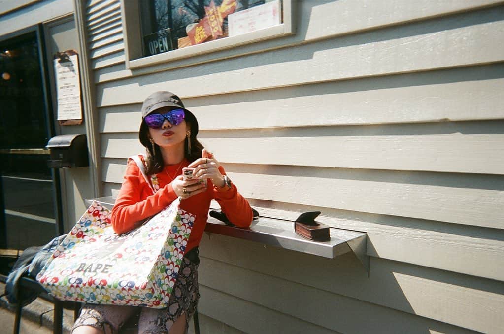仲里依紗のインスタグラム：「おにゅうbag ❤️🧡💛💚💙💜 @coach × @bape_us . . #写ルンですハマってる」
