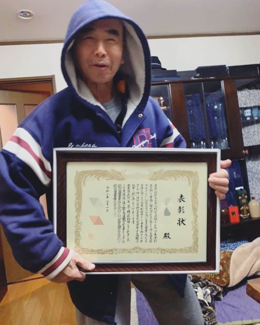堀江聖夏さんのインスタグラム写真 - (堀江聖夏Instagram)「大好きな大好きなじじが﻿ 昭和39年に入社し、55年4ヶ月ものあいだ、﻿ 無遅刻無欠勤で本日御退職！！✨✨﻿ 雪の日も雨の日も風の強い日も﻿ 健康で勤められた事、朝は早く行って会社を﻿ 掃除していたり、とても真面目で賢明なじじが﻿ 私の大の自慢です！見習わなきゃ！﻿ ﻿ 自分では「引退だ！」と太い眉毛と﻿ 柔らかな表情で言ってました。﻿ ﻿ そして、じじが働いているのを﻿ ずっと美味しいご飯を作って﻿ 待っている祖母のあっぷっぷ！﻿ 二人が私のおじいちゃん、おばあちゃんで﻿ ほんっっっとに良かった😭✨✨﻿ 自慢のじじと、あっぷっぷ！﻿ ﻿ ﻿ ﻿ 本当に55年4ヶ月、お疲れ様です✨﻿ ﻿ ﻿ 背中が格好良い！！！！！﻿ ﻿ ﻿ ﻿ #じじの背中を見て﻿ #私も頑張る﻿ #自慢の祖父祖母﻿ #無遅刻無欠勤﻿ ﻿」3月19日 21時36分 - mina_horie