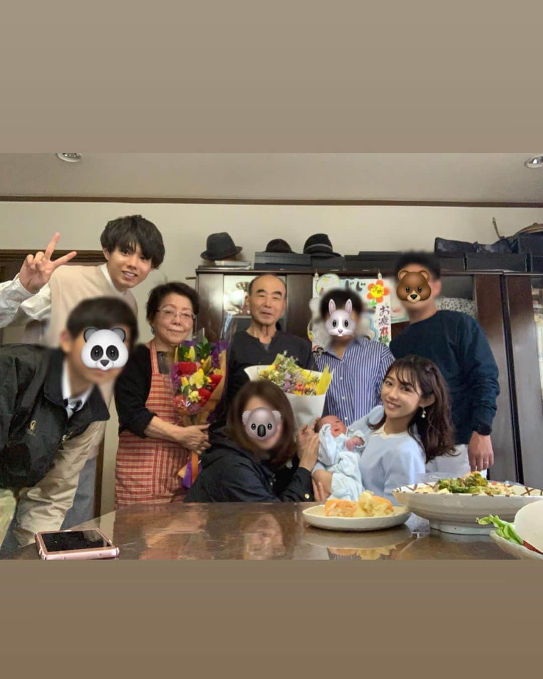 堀江聖夏さんのインスタグラム写真 - (堀江聖夏Instagram)「大好きな大好きなじじが﻿ 昭和39年に入社し、55年4ヶ月ものあいだ、﻿ 無遅刻無欠勤で本日御退職！！✨✨﻿ 雪の日も雨の日も風の強い日も﻿ 健康で勤められた事、朝は早く行って会社を﻿ 掃除していたり、とても真面目で賢明なじじが﻿ 私の大の自慢です！見習わなきゃ！﻿ ﻿ 自分では「引退だ！」と太い眉毛と﻿ 柔らかな表情で言ってました。﻿ ﻿ そして、じじが働いているのを﻿ ずっと美味しいご飯を作って﻿ 待っている祖母のあっぷっぷ！﻿ 二人が私のおじいちゃん、おばあちゃんで﻿ ほんっっっとに良かった😭✨✨﻿ 自慢のじじと、あっぷっぷ！﻿ ﻿ ﻿ ﻿ 本当に55年4ヶ月、お疲れ様です✨﻿ ﻿ ﻿ 背中が格好良い！！！！！﻿ ﻿ ﻿ ﻿ #じじの背中を見て﻿ #私も頑張る﻿ #自慢の祖父祖母﻿ #無遅刻無欠勤﻿ ﻿」3月19日 21時36分 - mina_horie