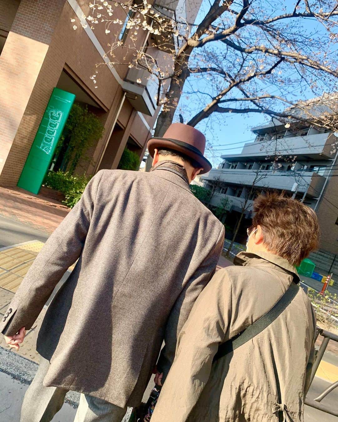堀江聖夏さんのインスタグラム写真 - (堀江聖夏Instagram)「大好きな大好きなじじが﻿ 昭和39年に入社し、55年4ヶ月ものあいだ、﻿ 無遅刻無欠勤で本日御退職！！✨✨﻿ 雪の日も雨の日も風の強い日も﻿ 健康で勤められた事、朝は早く行って会社を﻿ 掃除していたり、とても真面目で賢明なじじが﻿ 私の大の自慢です！見習わなきゃ！﻿ ﻿ 自分では「引退だ！」と太い眉毛と﻿ 柔らかな表情で言ってました。﻿ ﻿ そして、じじが働いているのを﻿ ずっと美味しいご飯を作って﻿ 待っている祖母のあっぷっぷ！﻿ 二人が私のおじいちゃん、おばあちゃんで﻿ ほんっっっとに良かった😭✨✨﻿ 自慢のじじと、あっぷっぷ！﻿ ﻿ ﻿ ﻿ 本当に55年4ヶ月、お疲れ様です✨﻿ ﻿ ﻿ 背中が格好良い！！！！！﻿ ﻿ ﻿ ﻿ #じじの背中を見て﻿ #私も頑張る﻿ #自慢の祖父祖母﻿ #無遅刻無欠勤﻿ ﻿」3月19日 21時36分 - mina_horie