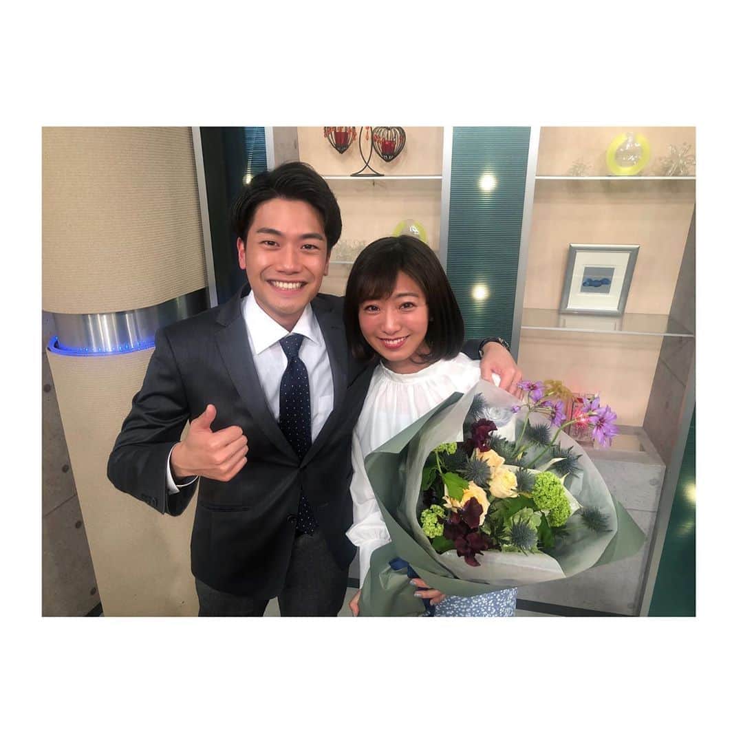 白戸ゆめのさんのインスタグラム写真 - (白戸ゆめのInstagram)「🧑🏽‍💼💐 . ひとまずこのいまの思いを 書き留めておこうと。 . 前回の投稿に頂いたコメントは また後日しっかりと返信させてもらいます🙇‍♀️ . 2年間会社でお世話になった石井さんが きょうをもって退社されました🎓 MCとしては半年間隣に座らせてもらいました🎤 . たくさん迷惑をかけましたが いつもフォローしてくださるのは石井さんで いろんなことを教えて下さって 感謝してもしきれません🥺 . 最後は私が大泣きしちゃいました笑 私が辞めるみたいな雰囲気にもなってしもーた🤣 そんな私を最後まで可愛がってくださった石井さん🌸 本当にありがとうございました！ . #ksb #石井俊大  #肌黒コンビ #jチャンネル #石井さんと私だと照明さんは楽って言ってた #2人とも黒いですもんね 🤭 #尊敬してるところあげたらキリない #アナウンサーの鑑です」3月19日 21時46分 - yumeno.s_