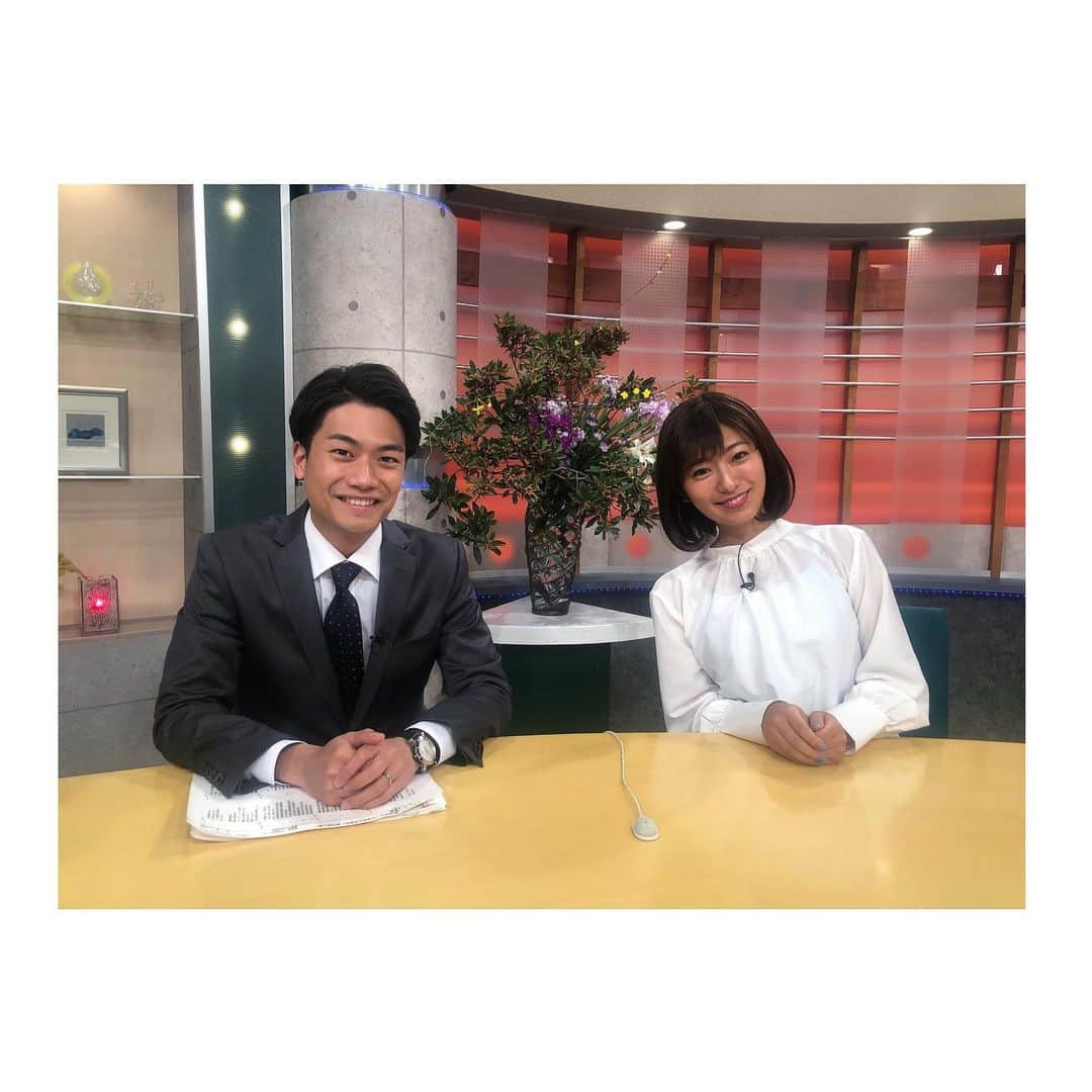 のインスタグラム：「🧑🏽‍💼💐 . ひとまずこのいまの思いを 書き留めておこうと。 . 前回の投稿に頂いたコメントは また後日しっかりと返信させてもらいます🙇‍♀️ . 2年間会社でお世話になった石井さんが きょうをもって退社されました🎓 MCとしては半年間隣に座らせてもらいました🎤 . たくさん迷惑をかけましたが いつもフォローしてくださるのは石井さんで いろんなことを教えて下さって 感謝してもしきれません🥺 . 最後は私が大泣きしちゃいました笑 私が辞めるみたいな雰囲気にもなってしもーた🤣 そんな私を最後まで可愛がってくださった石井さん🌸 本当にありがとうございました！ . #ksb #石井俊大  #肌黒コンビ #jチャンネル #石井さんと私だと照明さんは楽って言ってた #2人とも黒いですもんね 🤭 #尊敬してるところあげたらキリない #アナウンサーの鑑です」