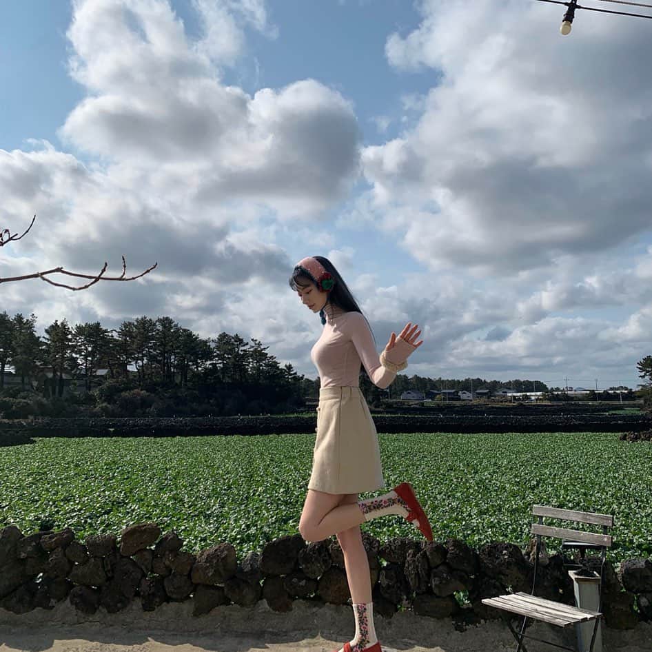 キム・チョンアさんのインスタグラム写真 - (キム・チョンアInstagram)「곧 다가올 봄 🌱 피크닉하거나 야외에서 찍은 사진에 쓰기 좋은 필터를 만들어 봤어요! 필터 이름은 “하늘을 더 푸르게”☁️☀️☁️ ⠀ ⠀  큐알코드 스샷찍어서 #푸디 어플에서등록하면 제가 만든 “하늘을 더 푸르게” 필터를 사용가능해요!🍒 ⠀  #빨리놀러가고싶은_맘을담아만들었어요😢」3月19日 21時39分 - 94_j.a