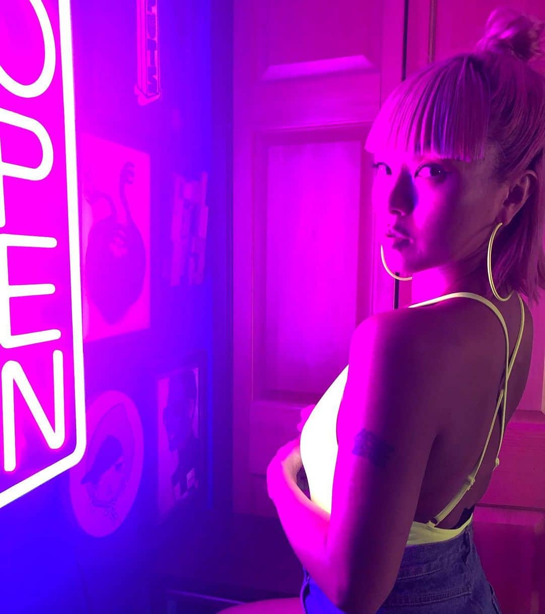 Nazukiのインスタグラム：「💓 𝓸𝓹𝓮𝓷💓  #myphoto #open #nazuki #makeup  #dancer #photography #neon #ダンサー　#フォト」