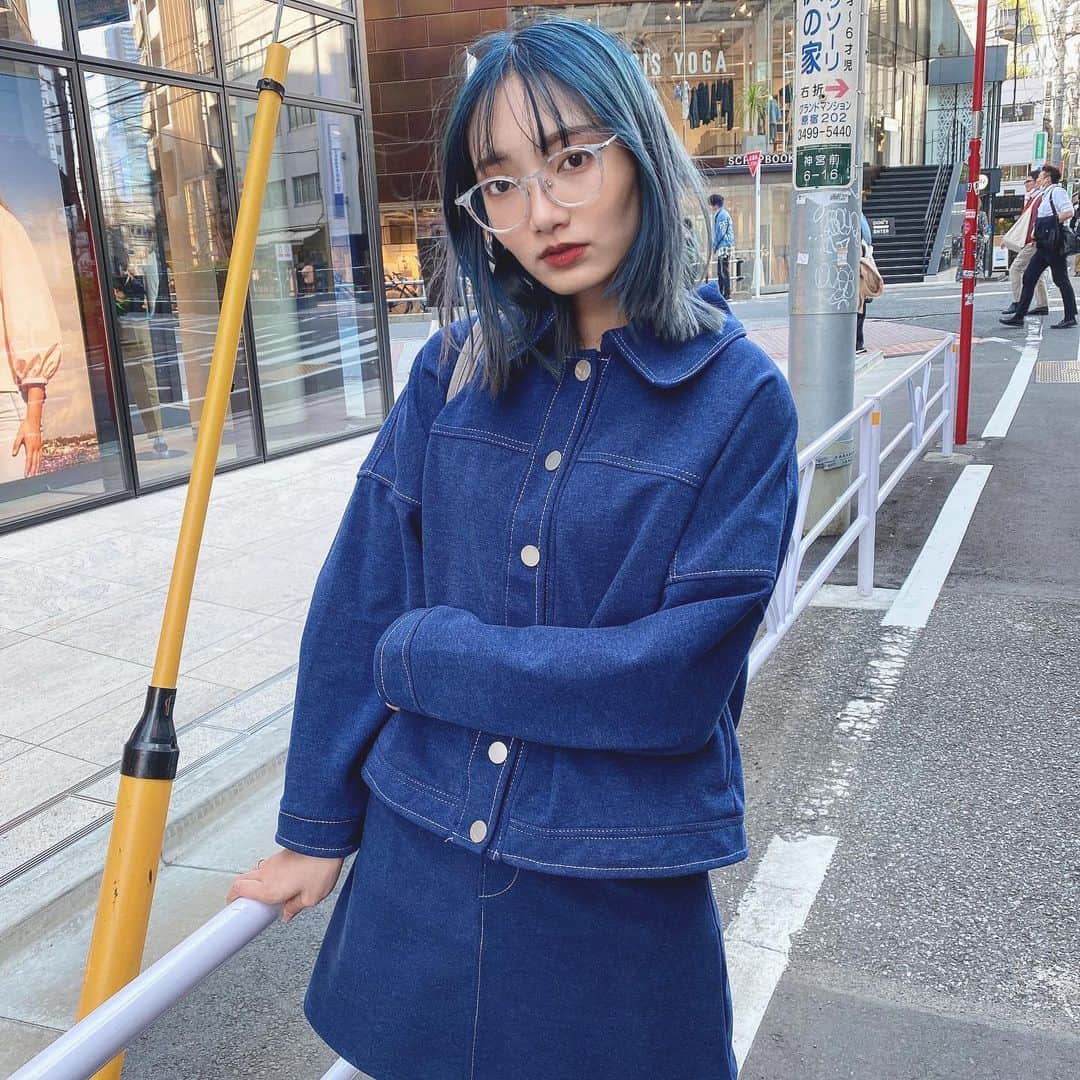ゆりのインスタグラム：「最近たくさん人と交流する機会があって本当に嬉しい。 何気ない会話でもお仕事についての真剣な話でも、学べることがいっぱいだしいつも心がポカポカする。人大好き。文才がゴミだけどみんないつもありがとう。  お洋服はスカートのセットアップだよ、この感じ珍しいでしょ！今日は暖かかったし春先取りって感じで着てみました🌸 メガネも新しいの買ったよー！2枚目は事故りました。撮り直せや！！！！！！！」