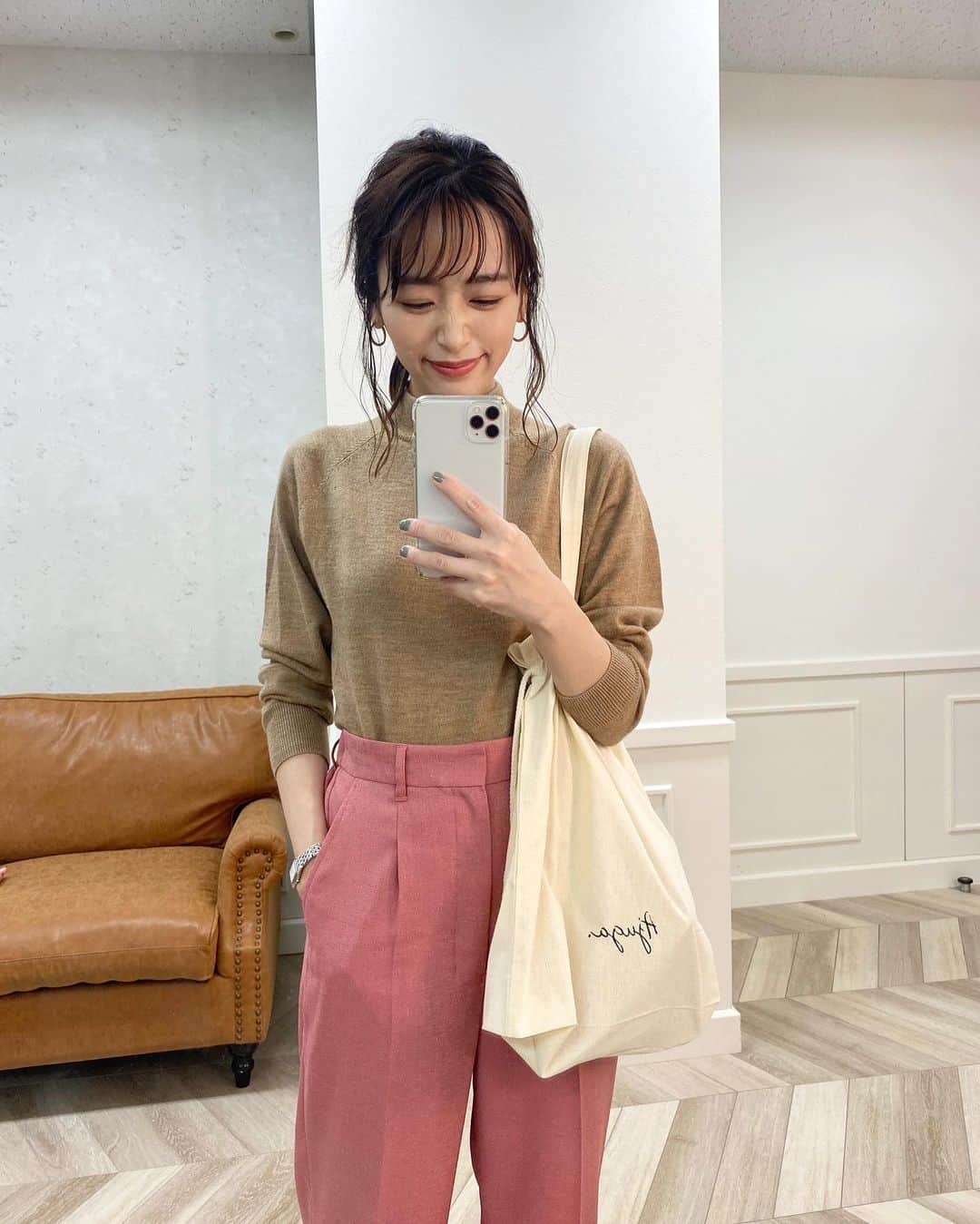 近藤千尋のインスタグラム：「今日もお疲れ様でした☺️✨ なんだか身体が疲れてると思ったら もう木曜日🙇‍♀️❗️笑 なので元気が出る 大人ピンクを着ました🌸←単純  @ajuga.shop  のショッパーに荷物を入れて。。🛍 ネイルはヘアメイクさんに💅 くすみグリーンを塗ってもらいました🌿」