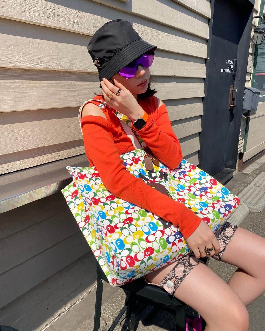 仲里依紗のインスタグラム：「これくらいのサイズ使いやすい🧡👜 . . @coach  @bape_us」